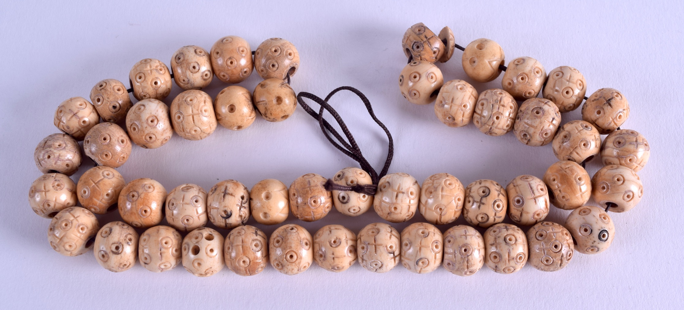 AN UNUSUAL CARVED TRIBAL BONE NECKLACE. 50 cm long.