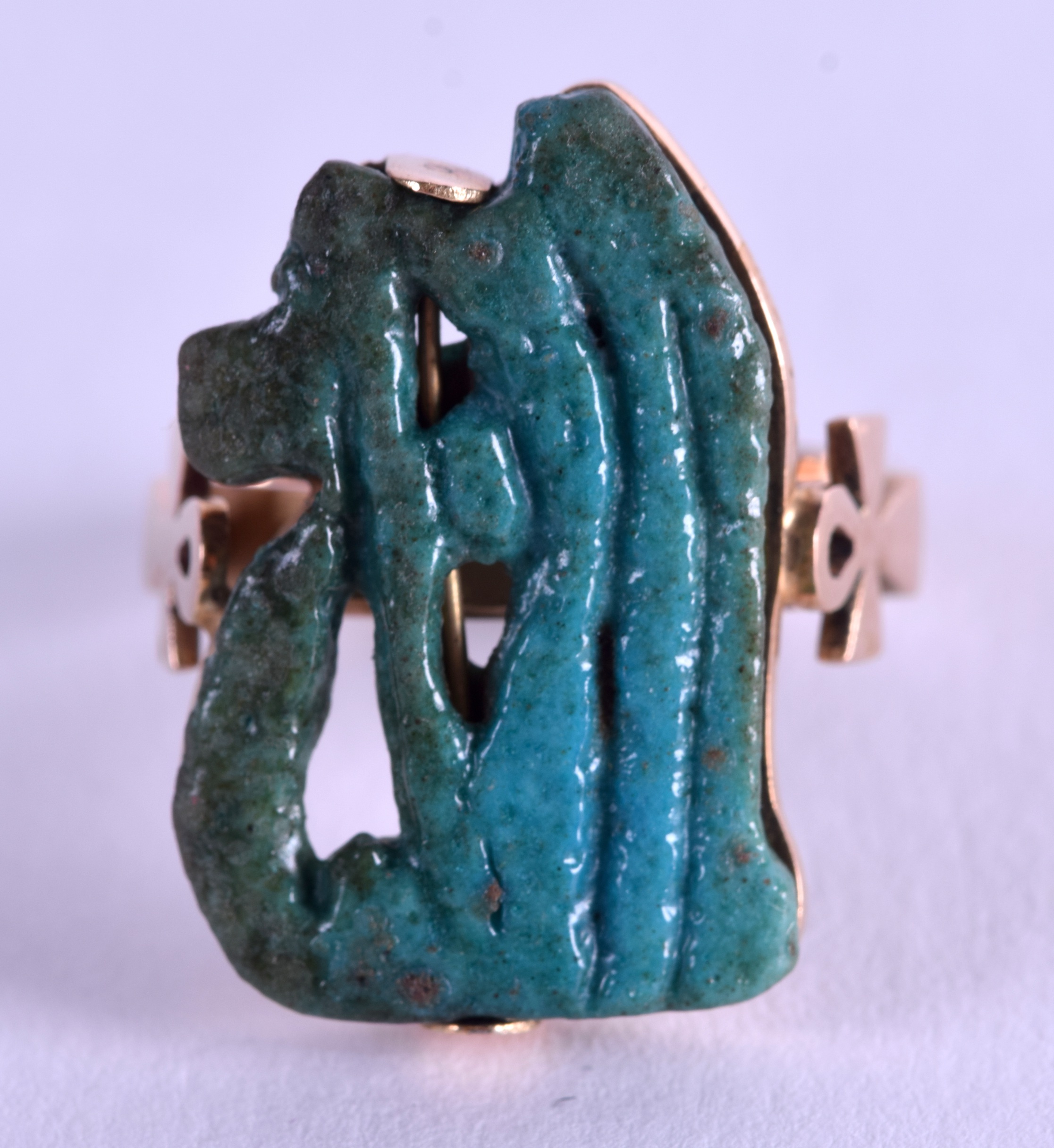 AN EARLY EGYPTIAN FAIENCE GOLD AMULET RING. Size L.