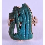 AN EARLY EGYPTIAN FAIENCE GOLD AMULET RING. Size L.