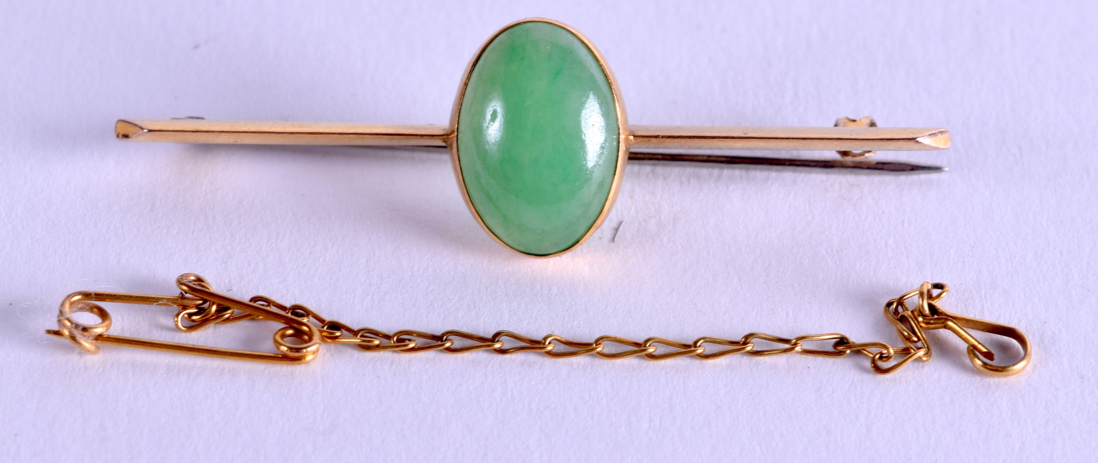 AN EARLY 20TH CENTURY APPLE JADE AND GOLD BROOCH. 3.9 grams. 5 cm wide.