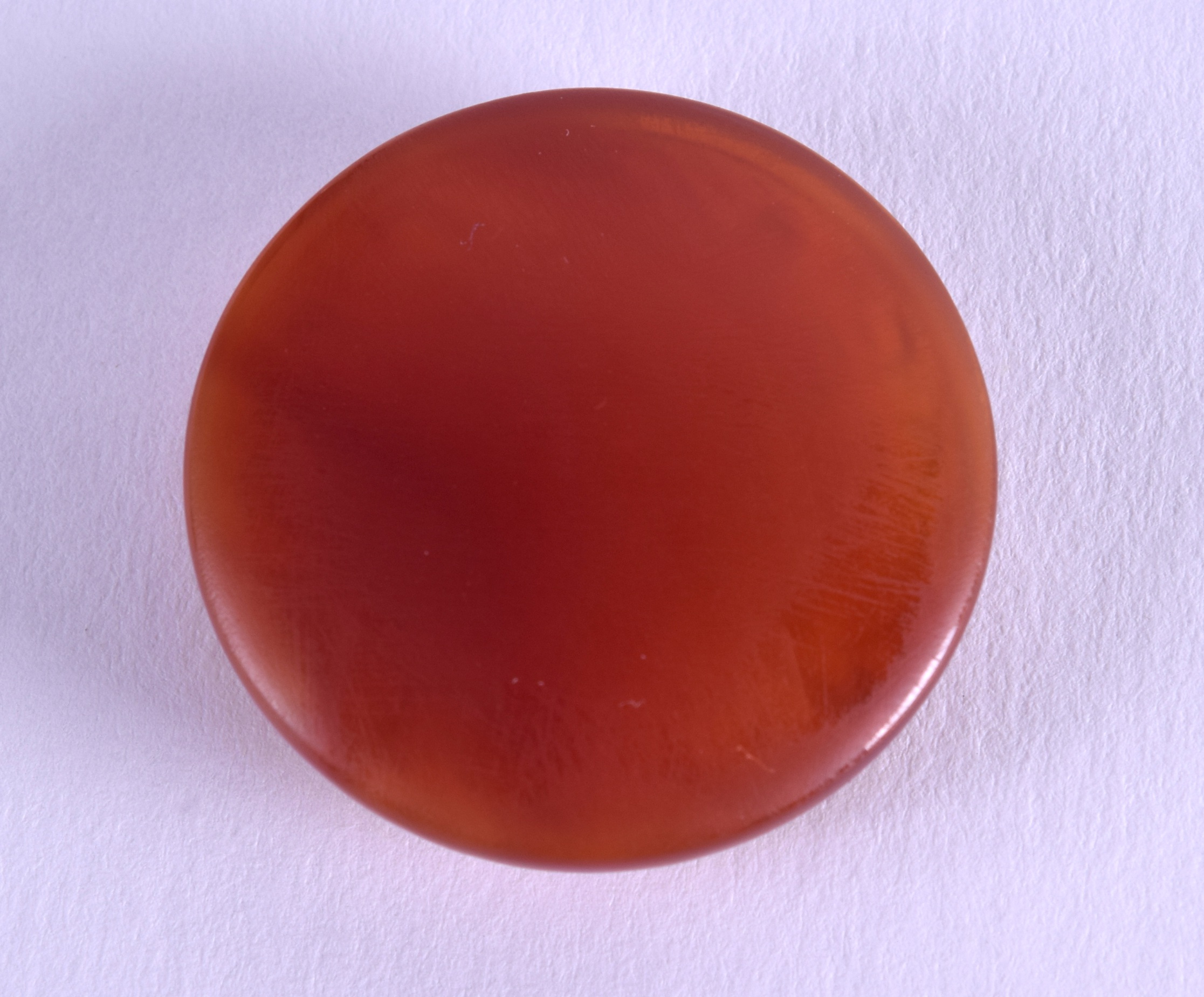 A 19TH CENTURY MIDDLE EASTERN ISLAMIC AGATE ROUNDEL. 2.75 cm diameter. - Bild 2 aus 2