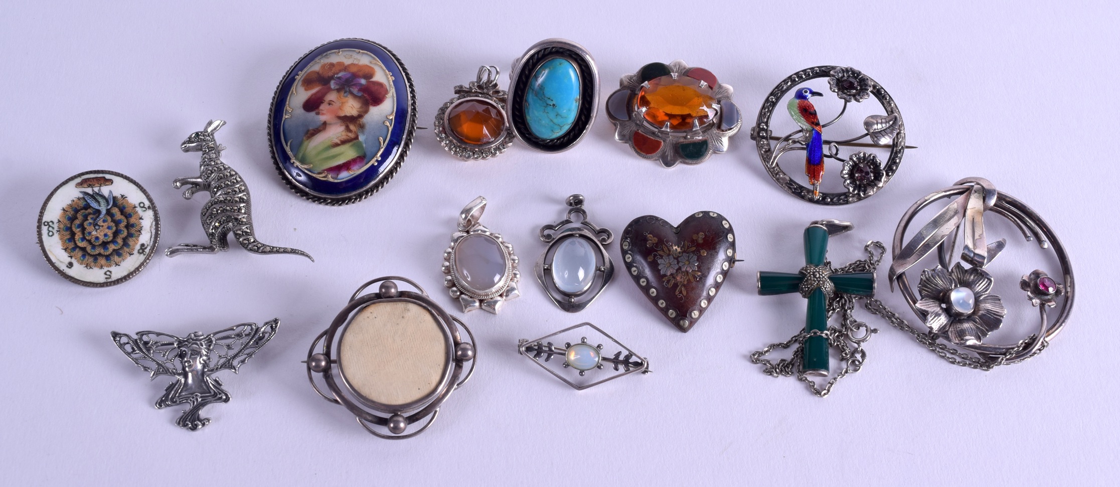 A SILVER AND PORCELAIN BROOCH together with rings etc. (qty)