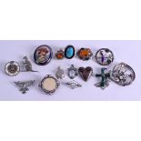 A SILVER AND PORCELAIN BROOCH together with rings etc. (qty)
