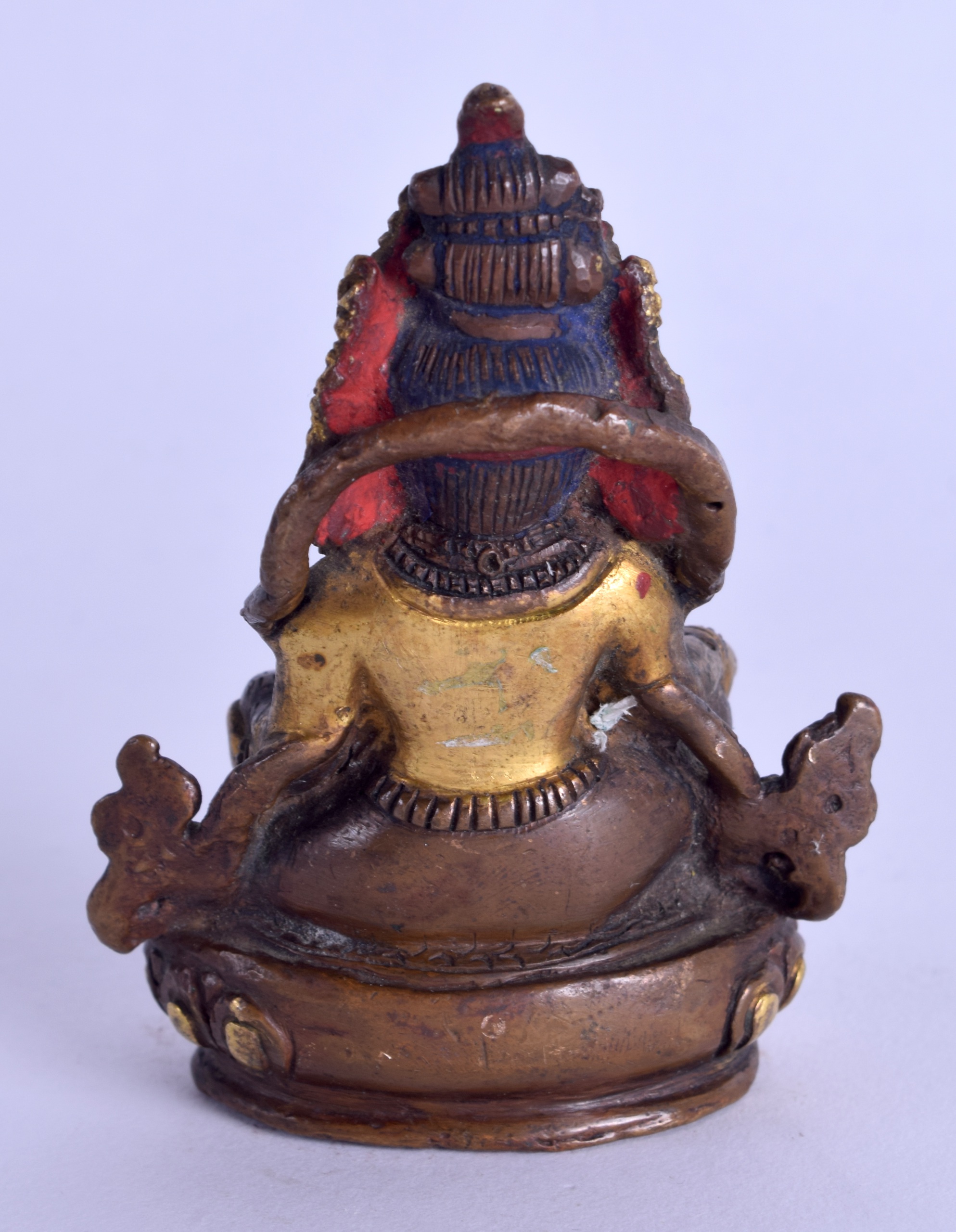 A LATE 19TH CENTURY CHINESE TIBETAN PAINTED BRONZE FIGURE OF A GOD modelled seated upon a lotus - Bild 2 aus 3