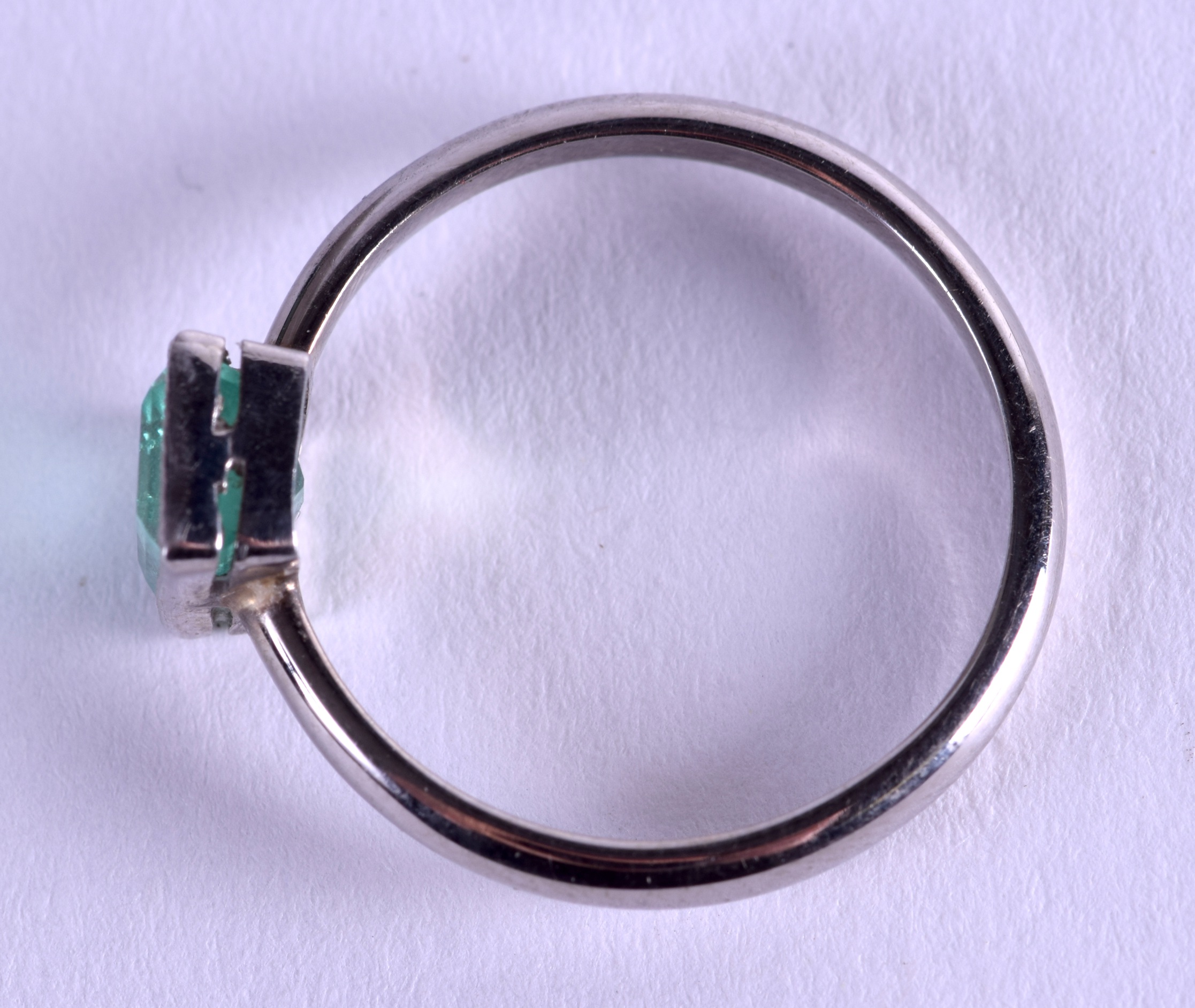 A GOOD PLATINUM AND EMERALD RING. 3.5 grams. Size Q. - Bild 2 aus 2