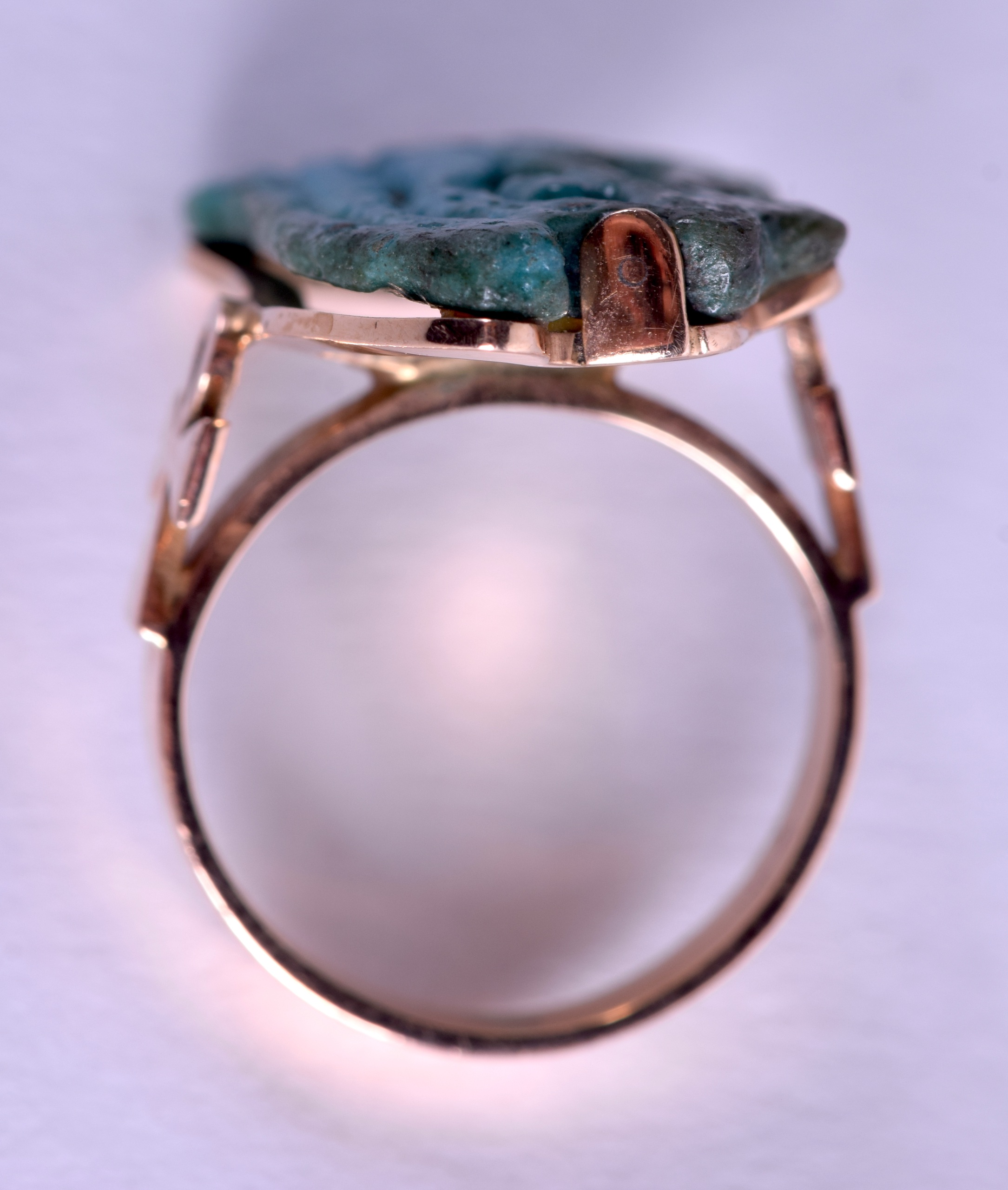 AN EARLY EGYPTIAN FAIENCE GOLD AMULET RING. Size L. - Bild 2 aus 3