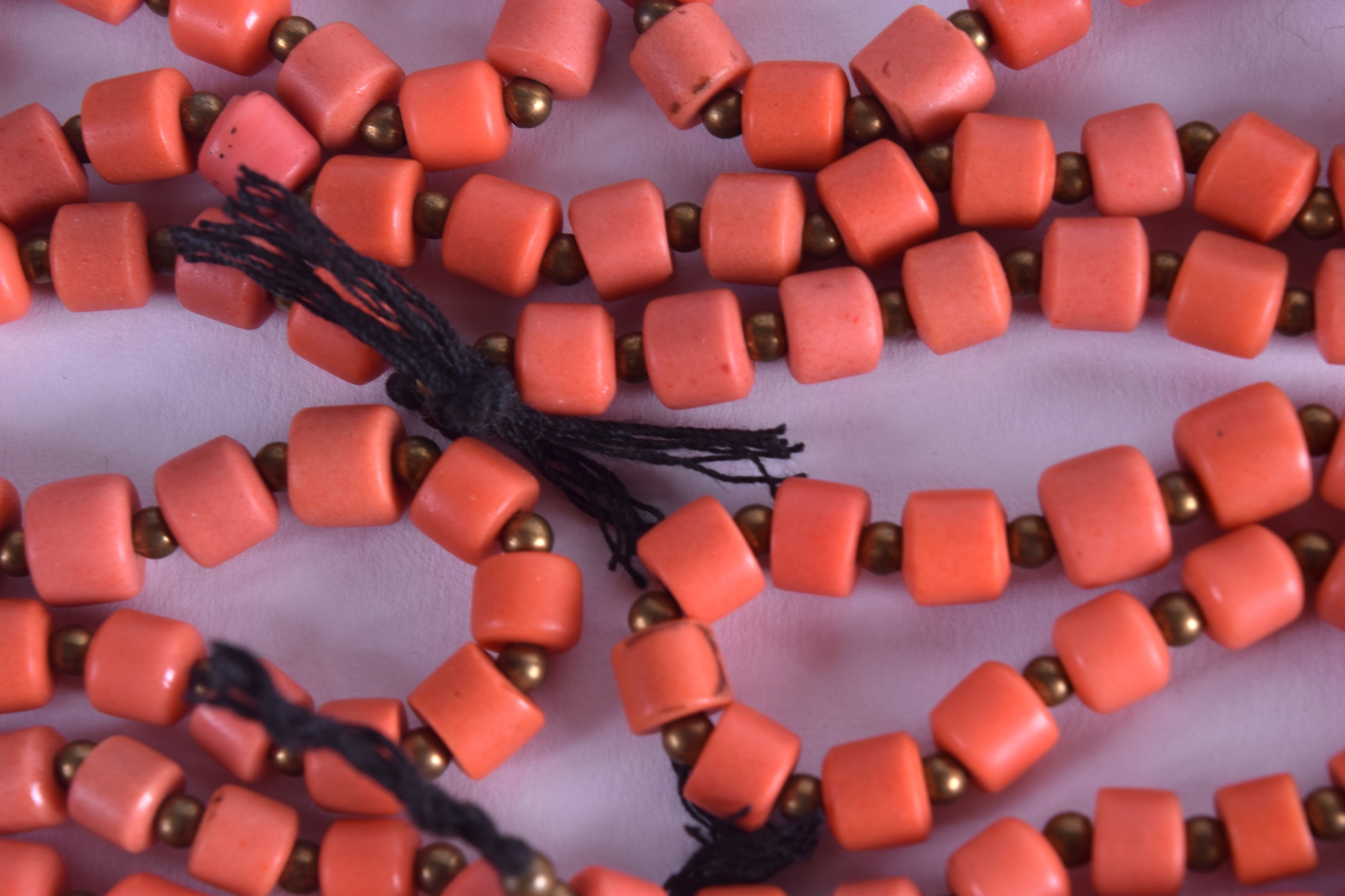 FIVE EARLY 20TH CENTURY CORAL NECKLACES. (5) - Bild 3 aus 3