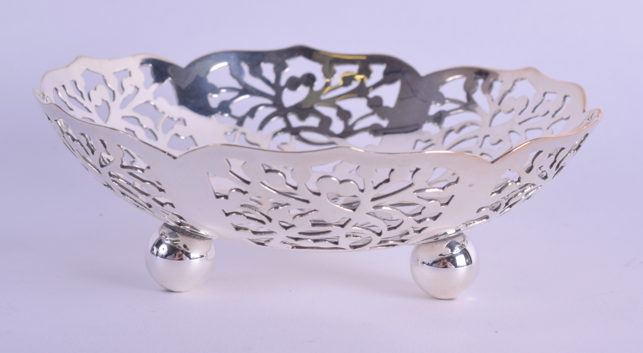 A SILVER PLATED BON BON DISH. 12.5 cm wide. - Bild 2 aus 3