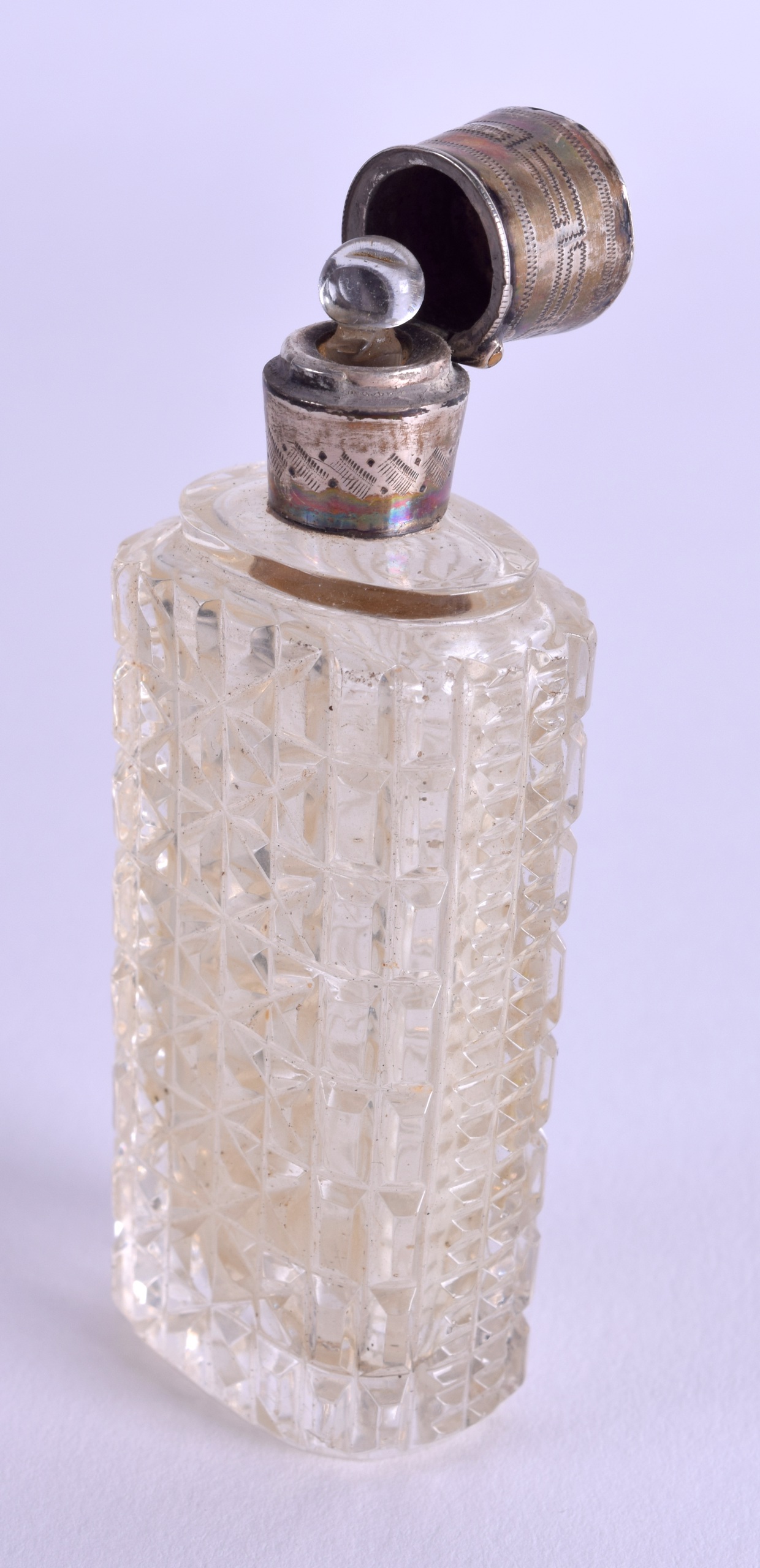 A 19TH CENTURY FRENCH SILVER AND GLASS SCENT BOTTLE. 9.5 cm high. - Bild 2 aus 3