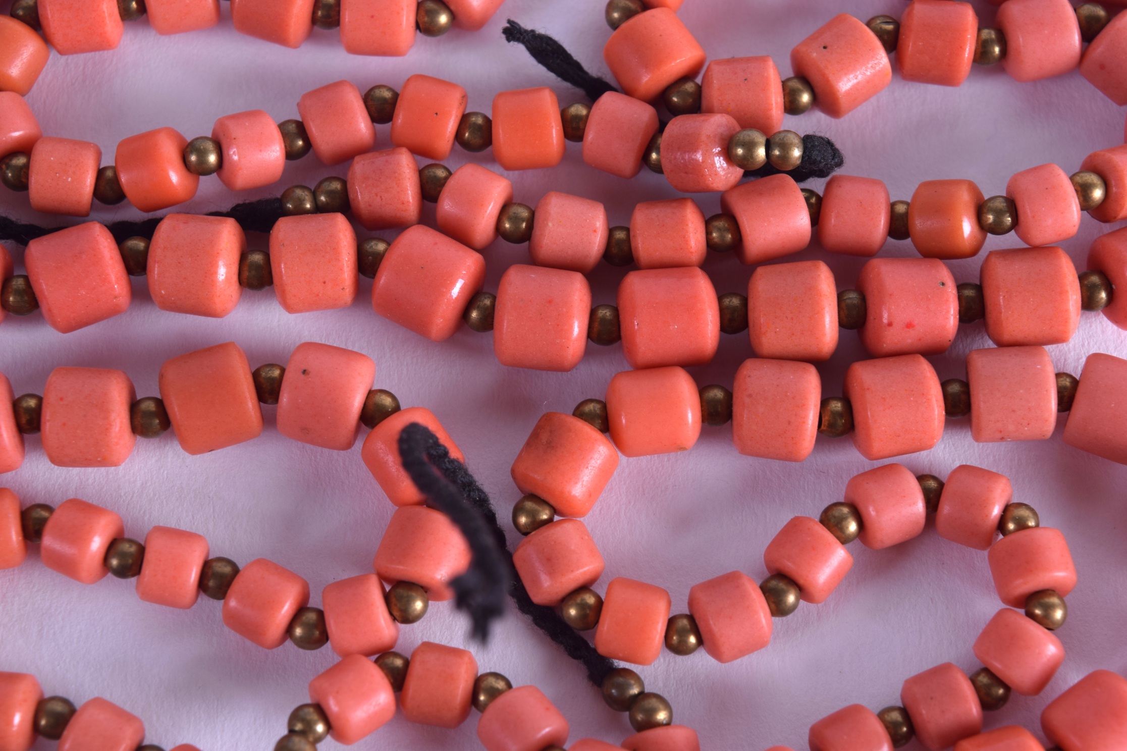 FIVE EARLY 20TH CENTURY CORAL NECKLACES. (5) - Bild 2 aus 3