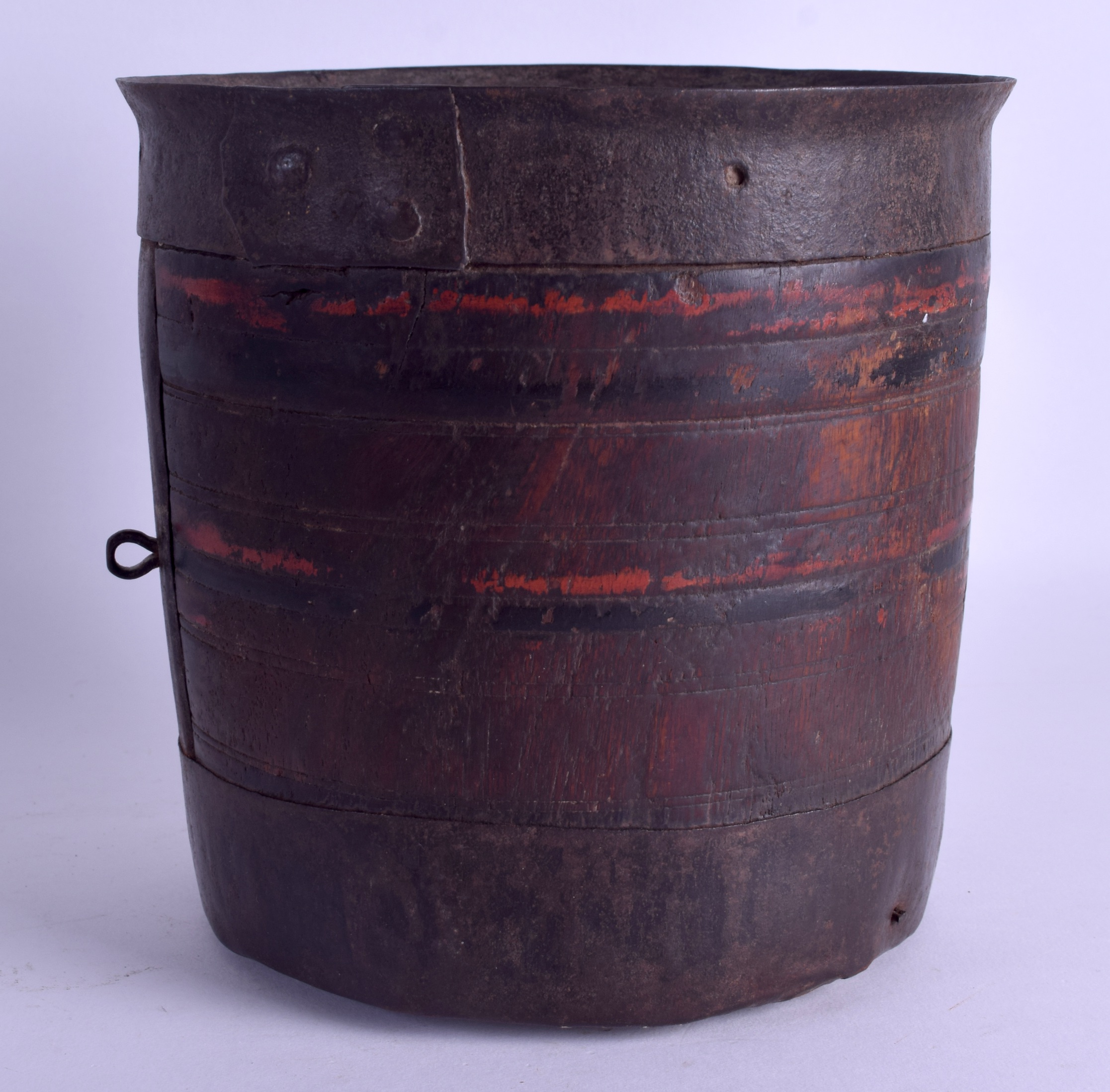 A 19TH CENTURY CONTINENTAL PAINTED WOOD STORAGE POT with painted red banding. 17 cm x 17 cm. - Bild 2 aus 2