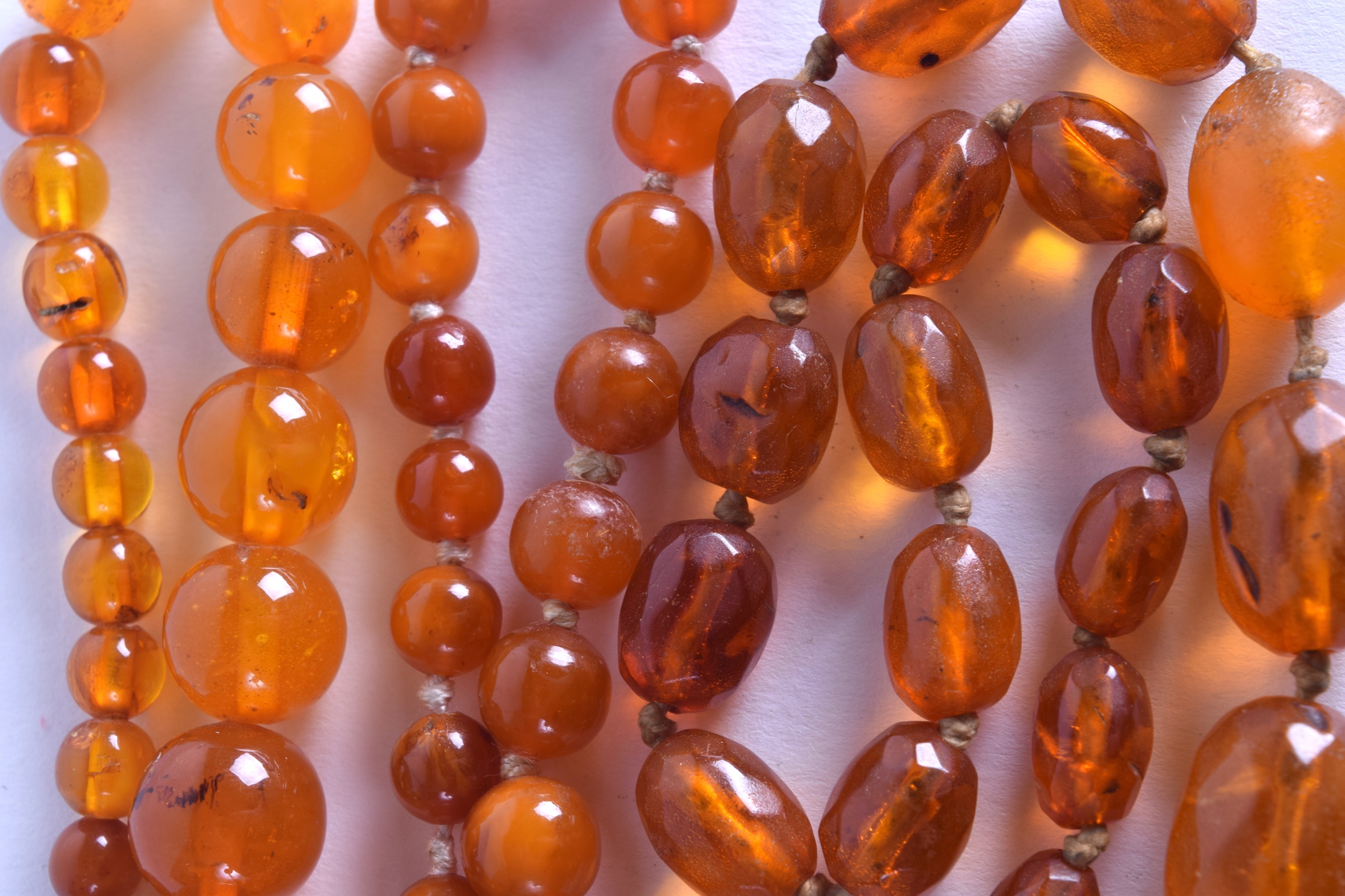 THREE AMBER TYPE NECKLACES. 90 grams. (3) - Bild 2 aus 2