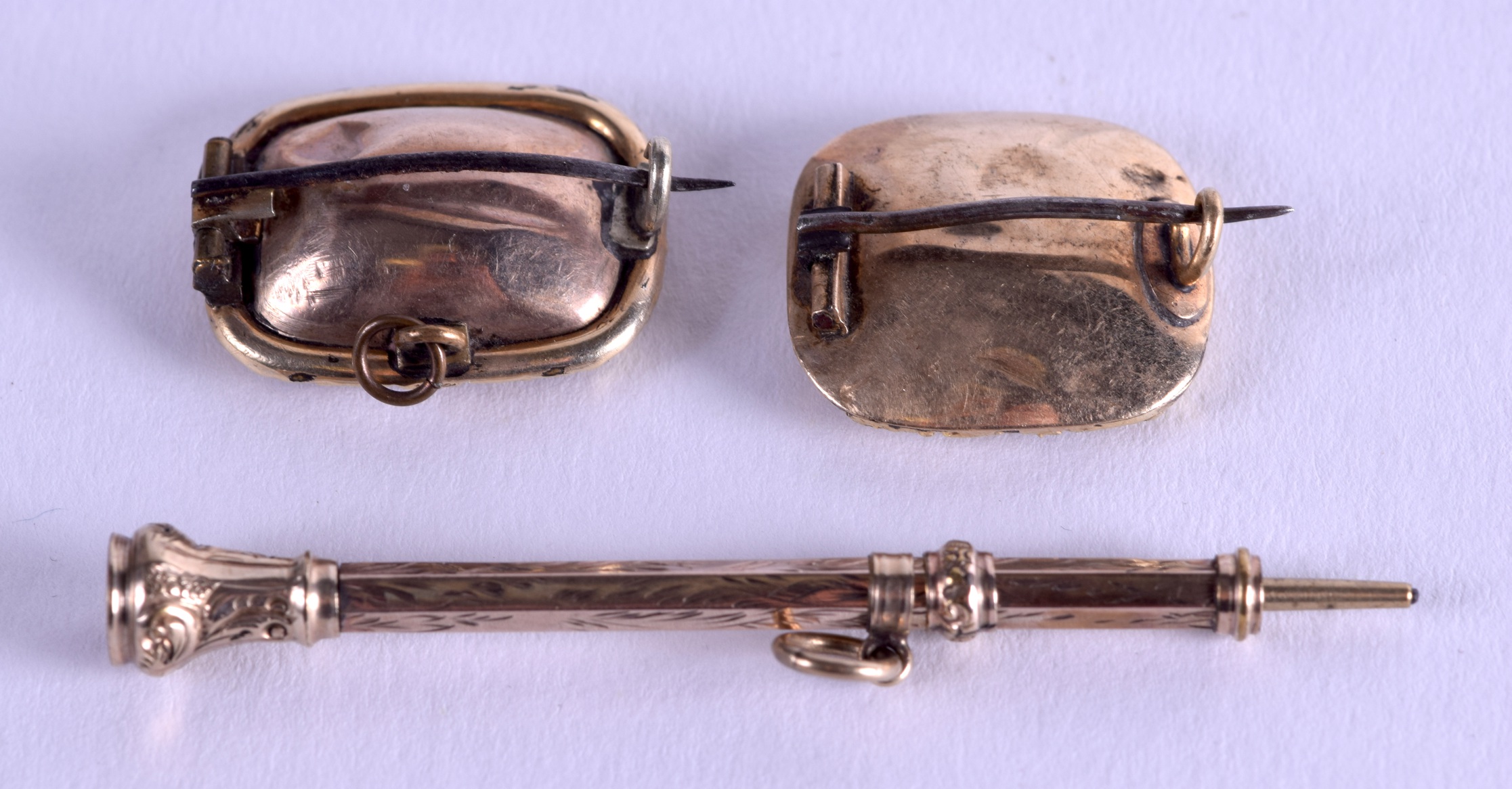 A VICTORIAN GOLD PROPELLING PENCIL together with two brooches. (3) - Bild 2 aus 2