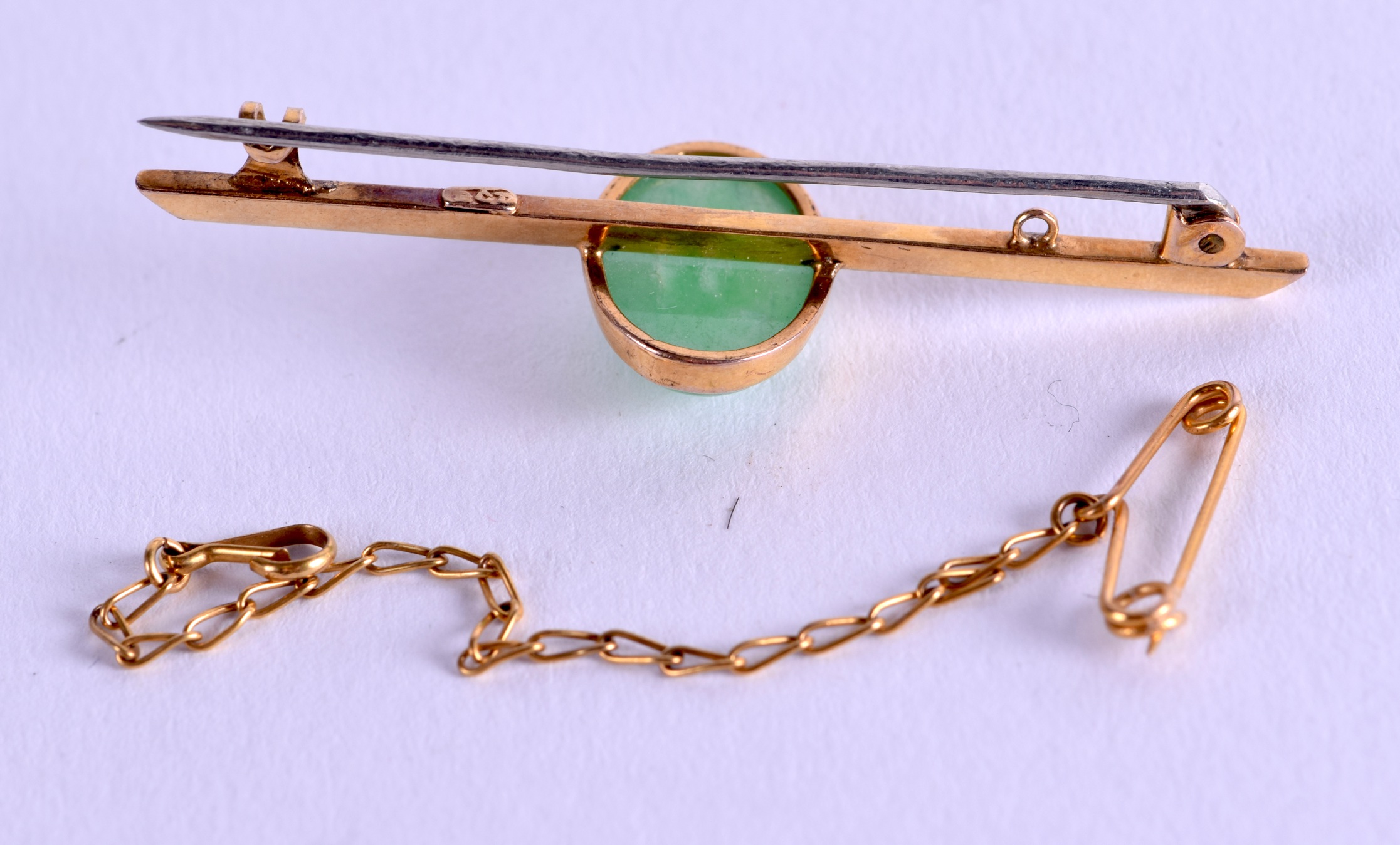 AN EARLY 20TH CENTURY APPLE JADE AND GOLD BROOCH. 3.9 grams. 5 cm wide. - Bild 2 aus 3