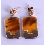 A PAIR OF 14CT GOLD AND TORTOISESHELL EARRINGS.