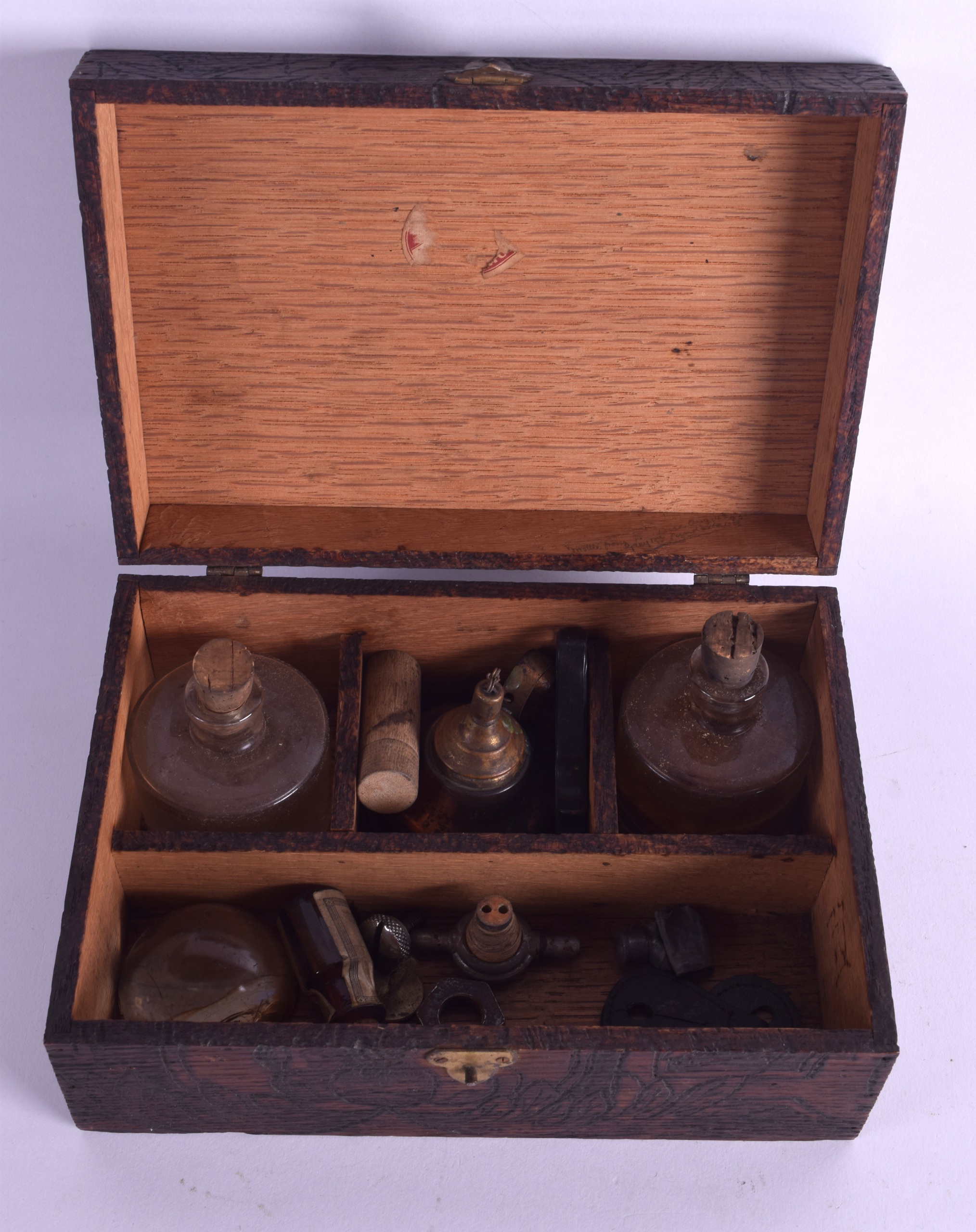 AN ANTIQUE APOTHECARY BOX with various bottles. 21 cm wide. - Bild 3 aus 3