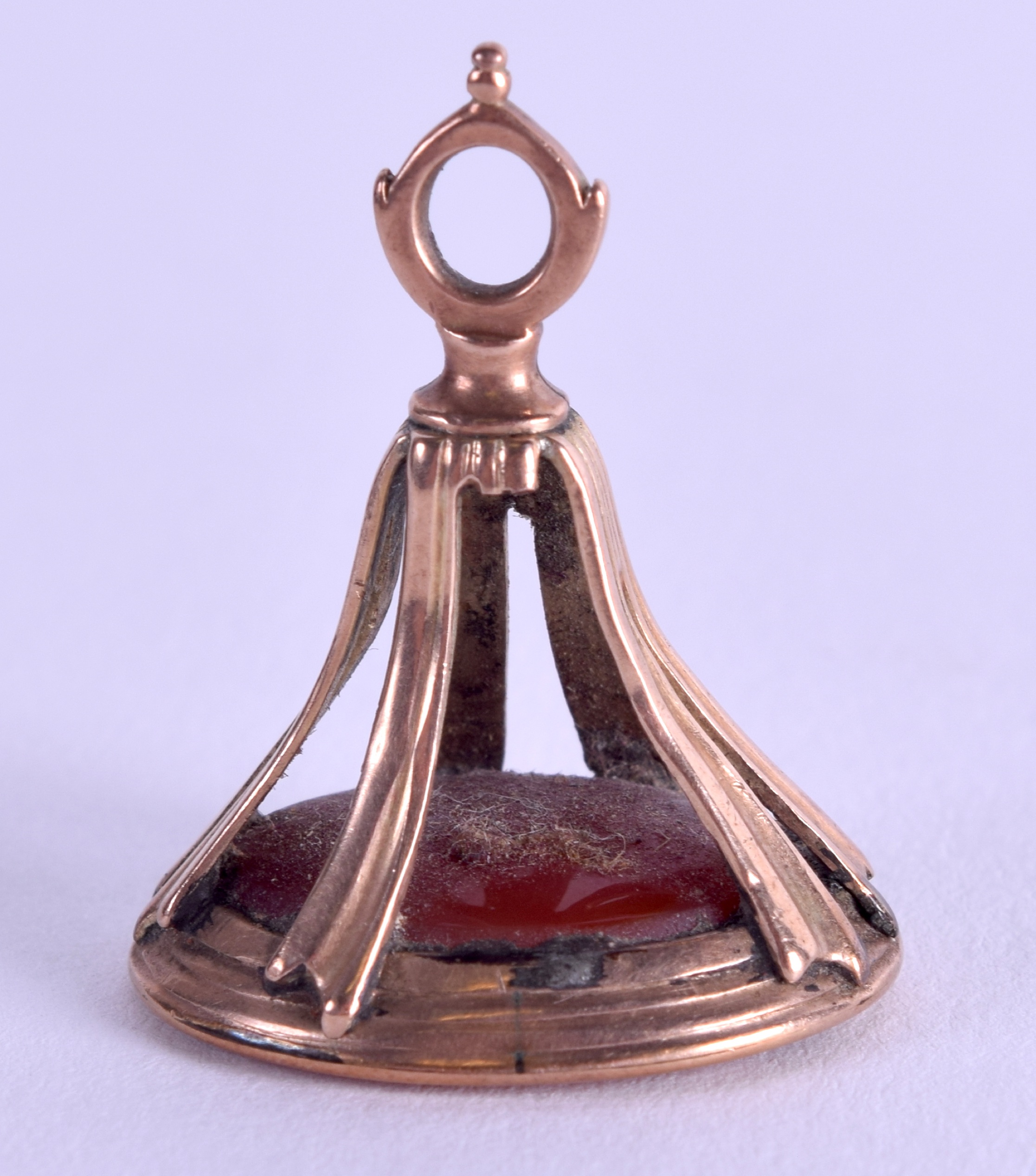 A 19TH CENTURY GOLD AND AGATE FOB SEAL. 3 cm high.