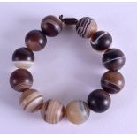 AN AGATE BEAD BRACELET. 17 cm long.