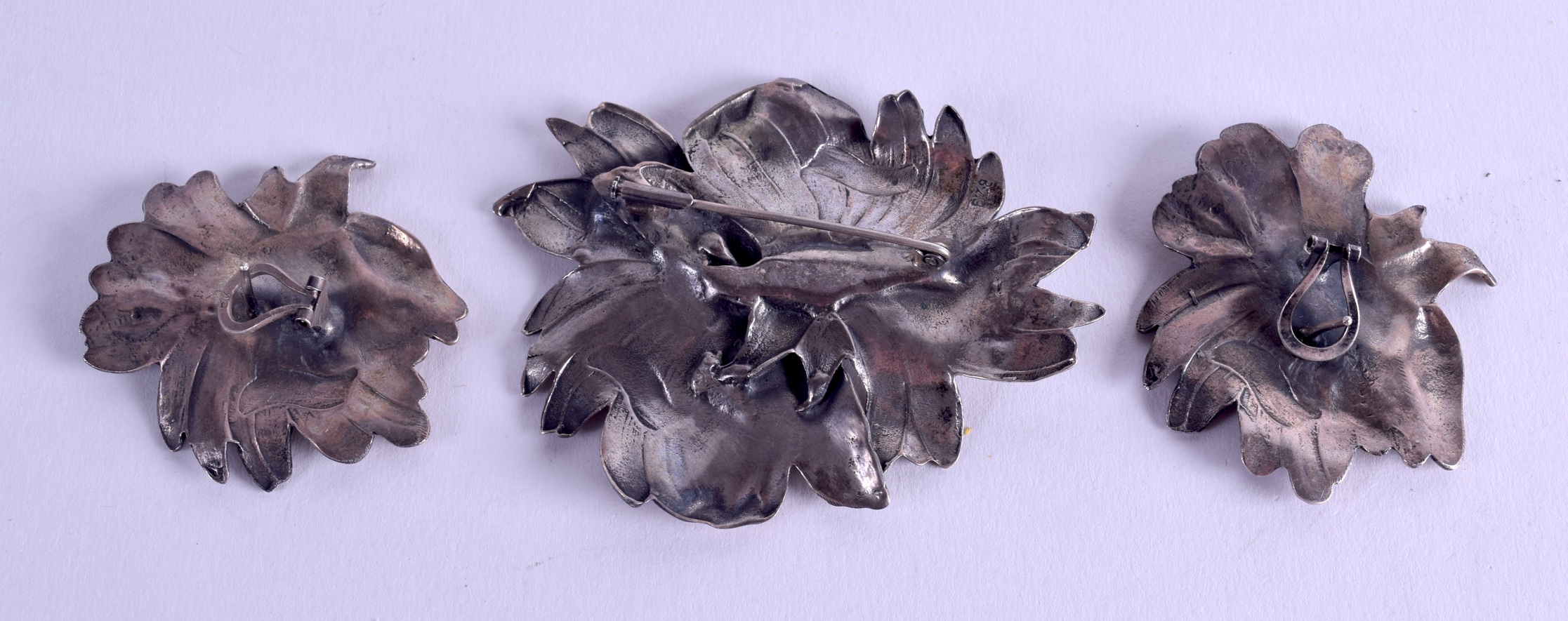 A PAIR OF VINTAGE SILVER EARRINGS together with matching larger brooch. 82 grams. (3) - Bild 2 aus 2