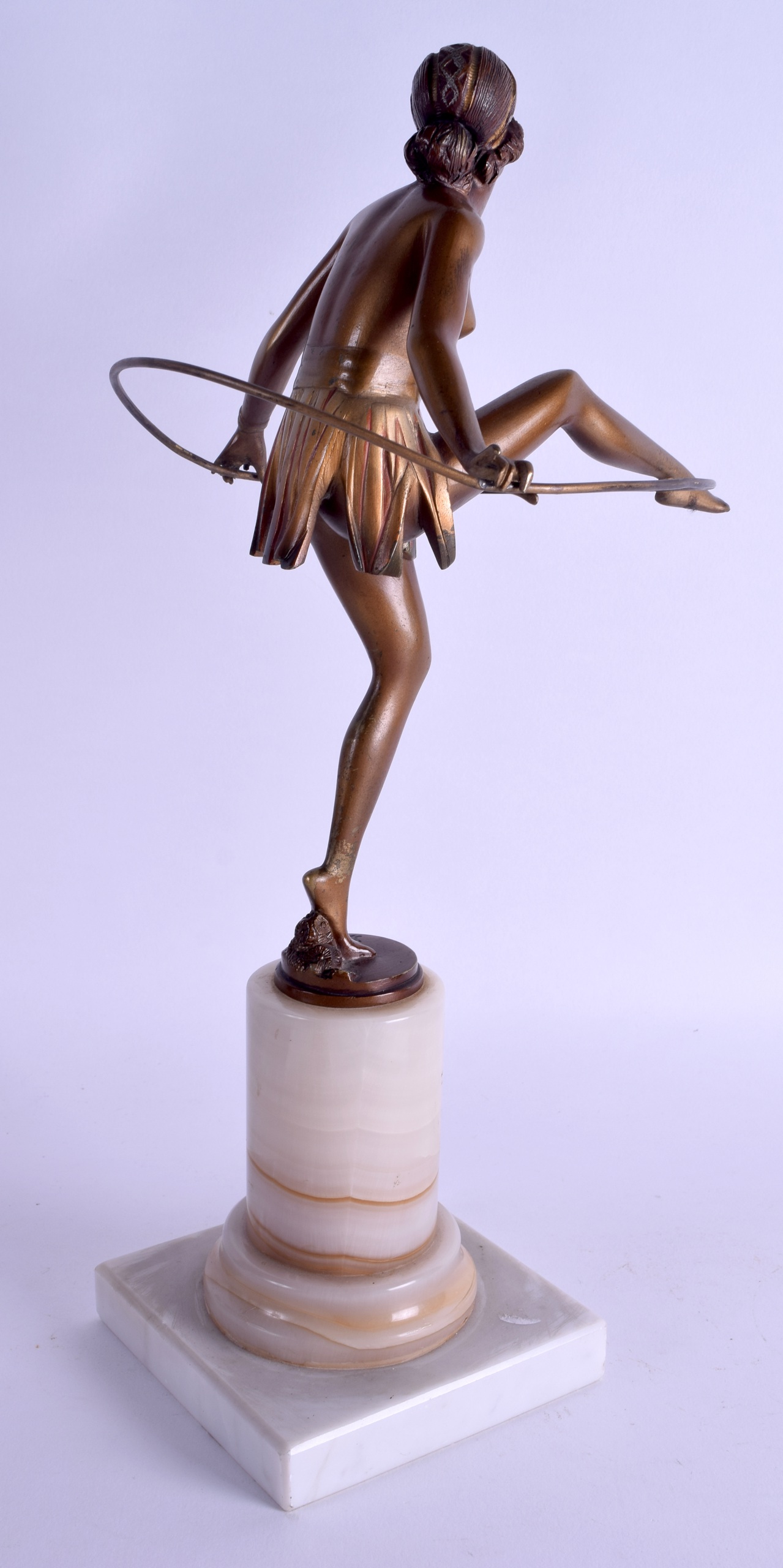 A GOOD ART DECO COLD PAINTED AUSTRIAN BRONZE HOOP DANCER by Bruno Zach (1891-1945), modelled upon - Bild 2 aus 3