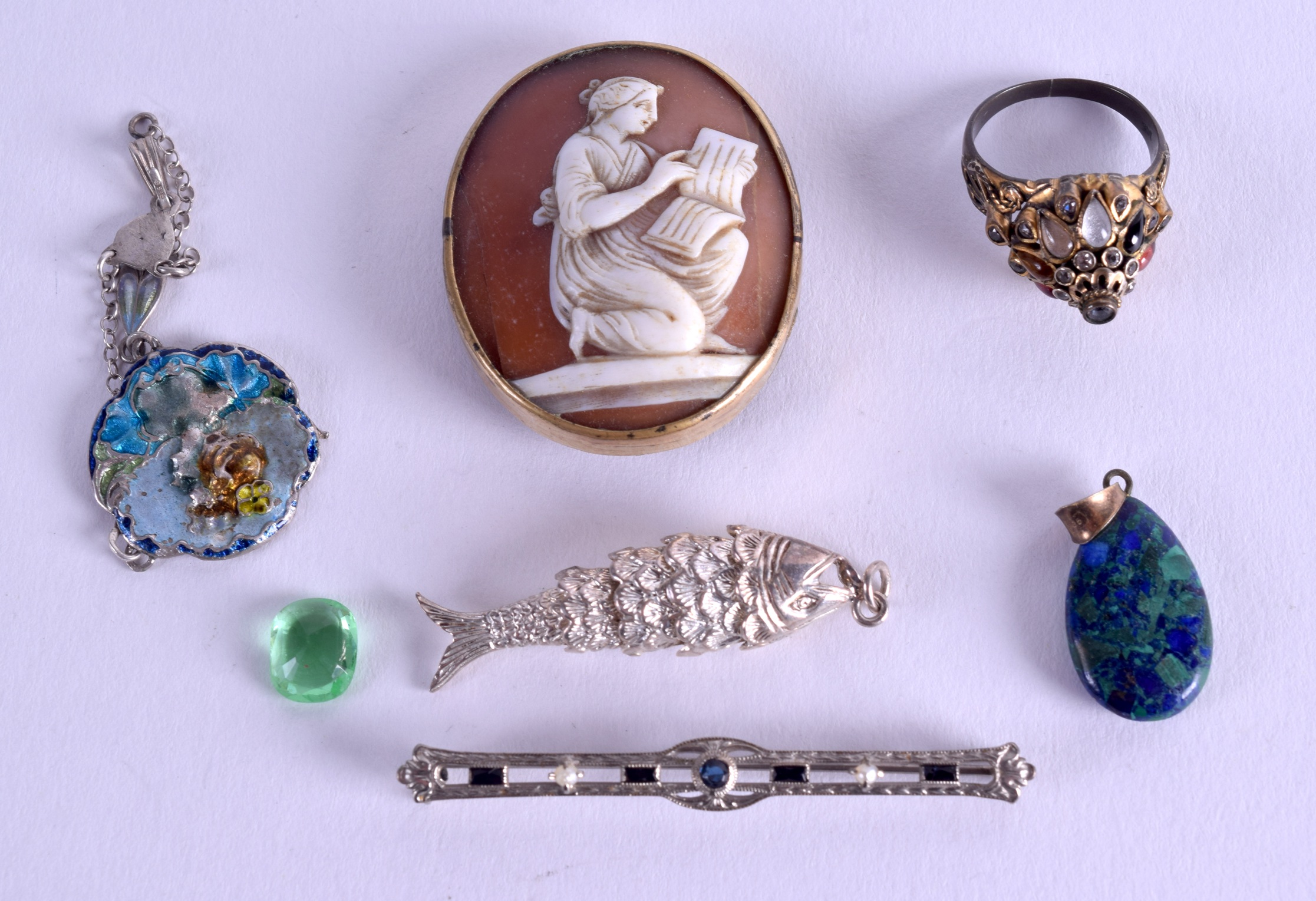 A VINTAGE CAMEO BROOCH etc. (7)