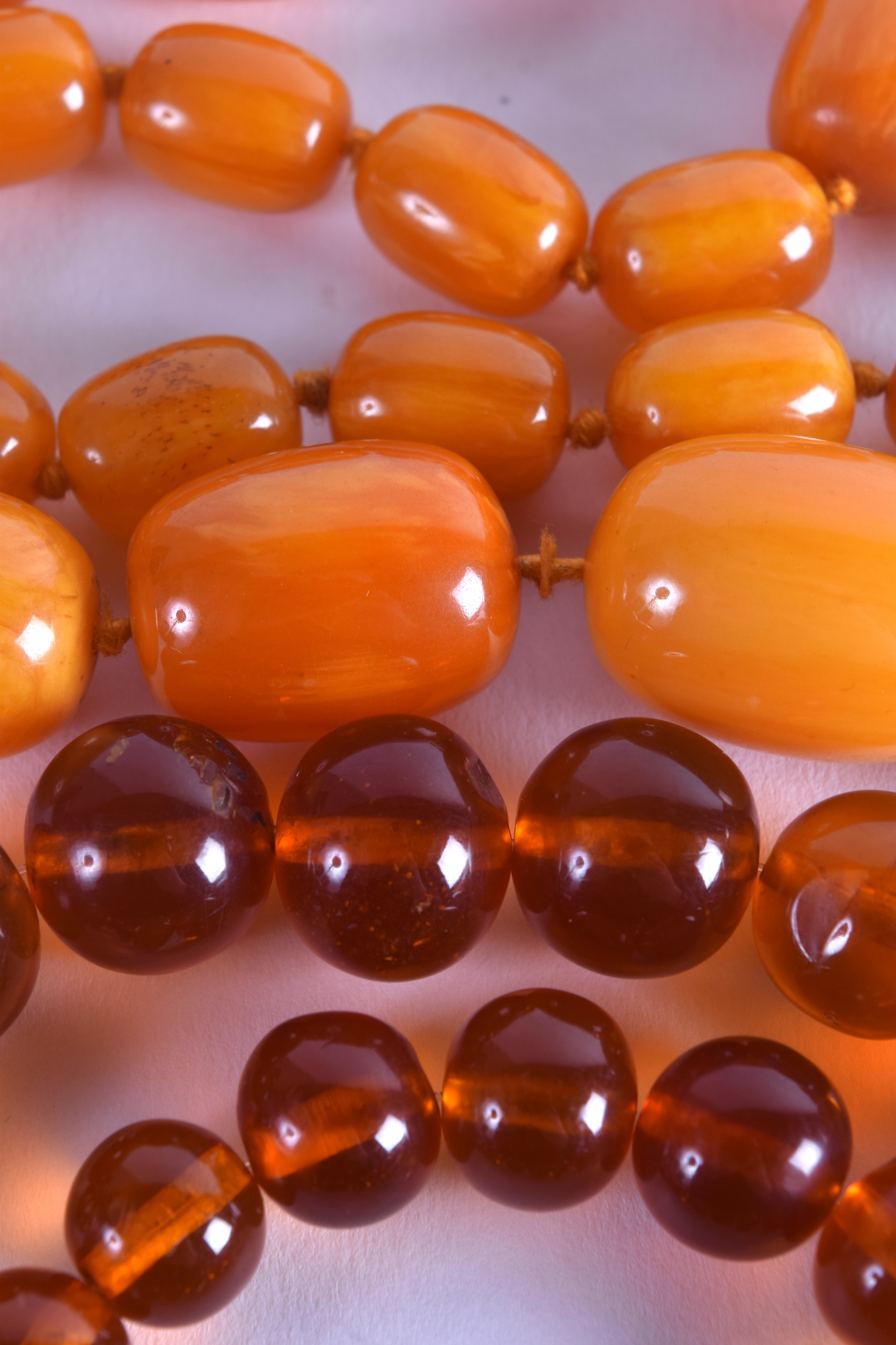 TWO AMBER TYPE NECKLACES. 155 grams. (2) - Bild 2 aus 2