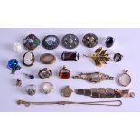 A COLLECTION OF VINTAGE BROOCHES together with rings, a Scottish pendant etc. (qty)