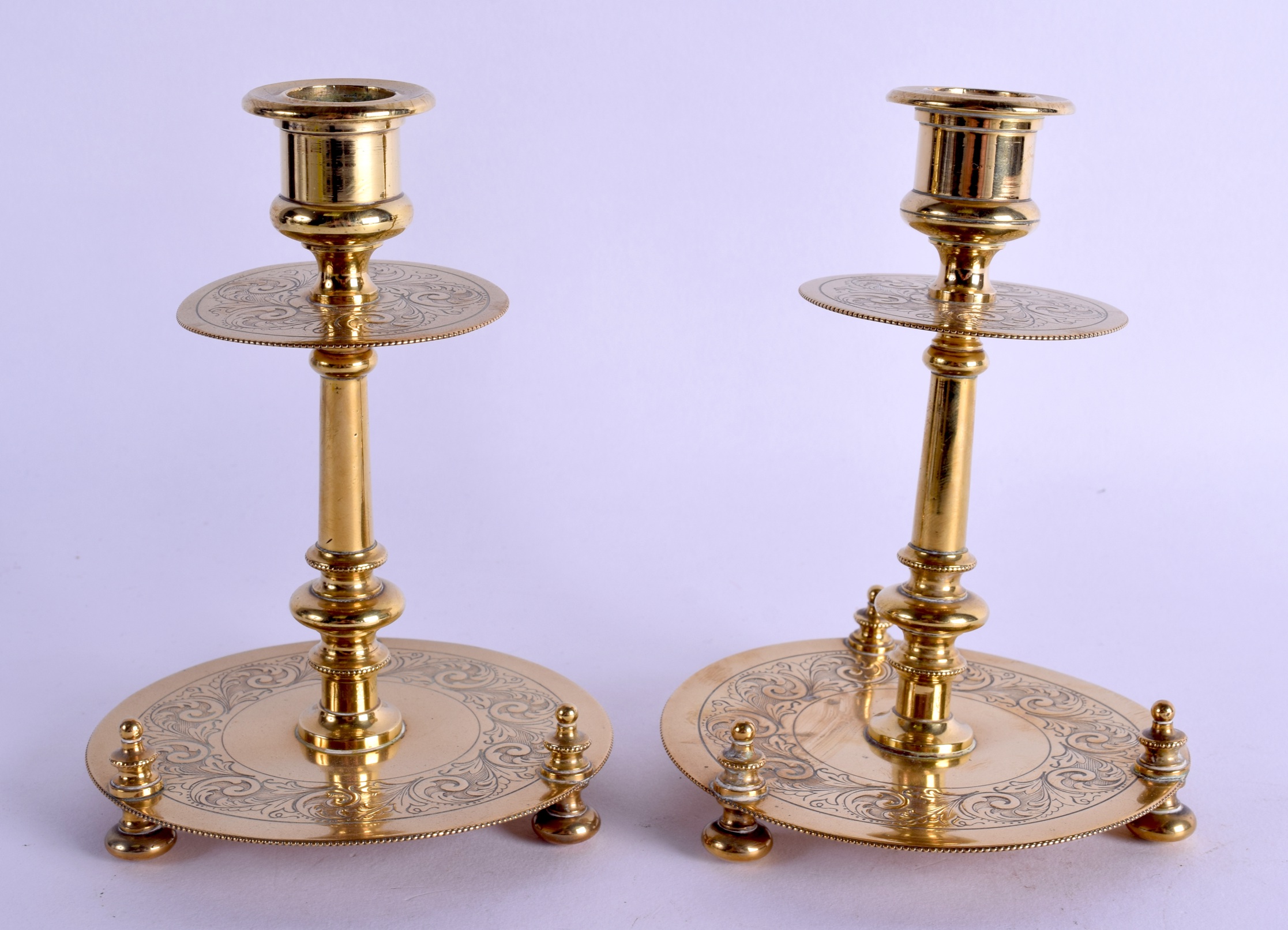 A PAIR OF CONTINENTAL ENGRAVED BRASS CANDLESTICKS. 14 cm high. - Bild 2 aus 2