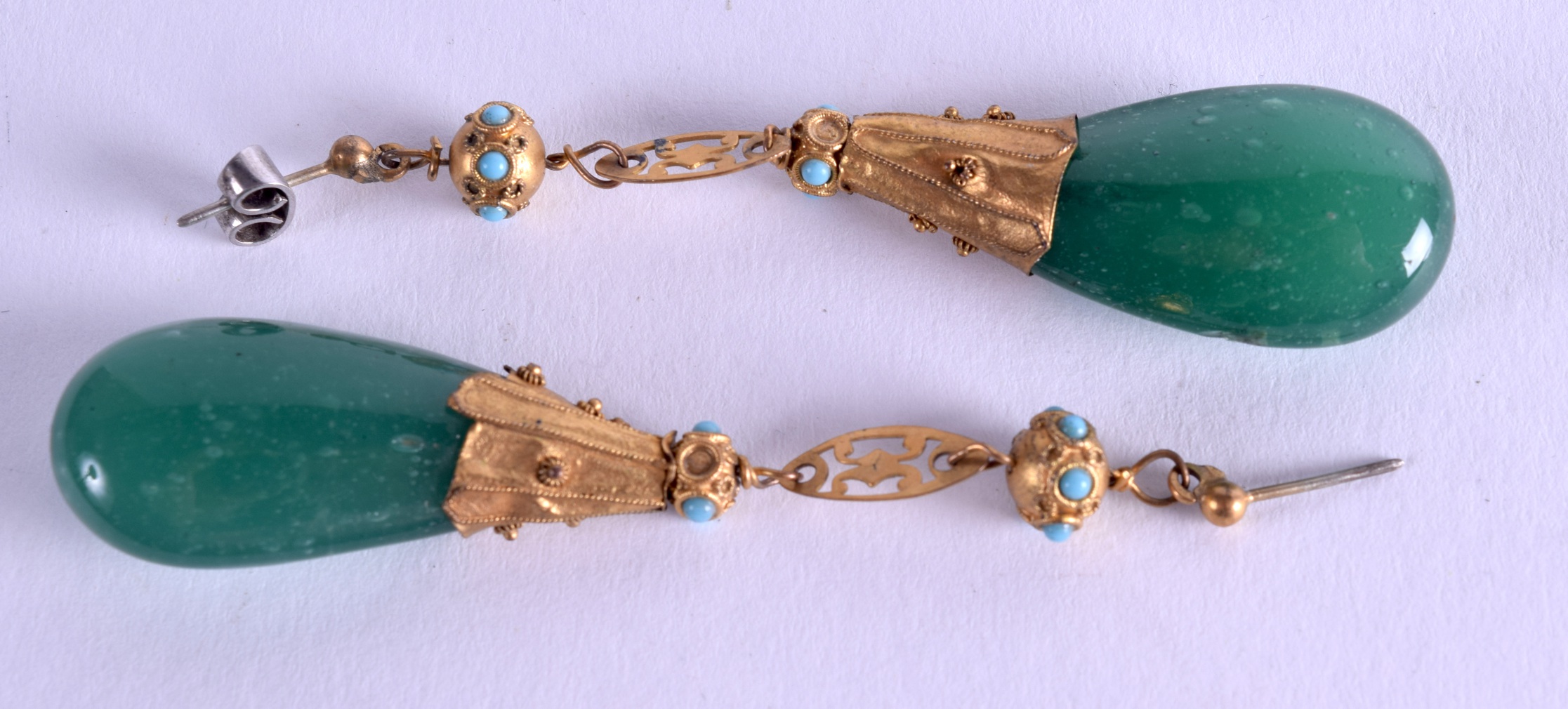 A PAIR OF EARLY 20TH CENTURY CHINESE TURQUOISE AND JADE EARRINGS. - Bild 2 aus 2