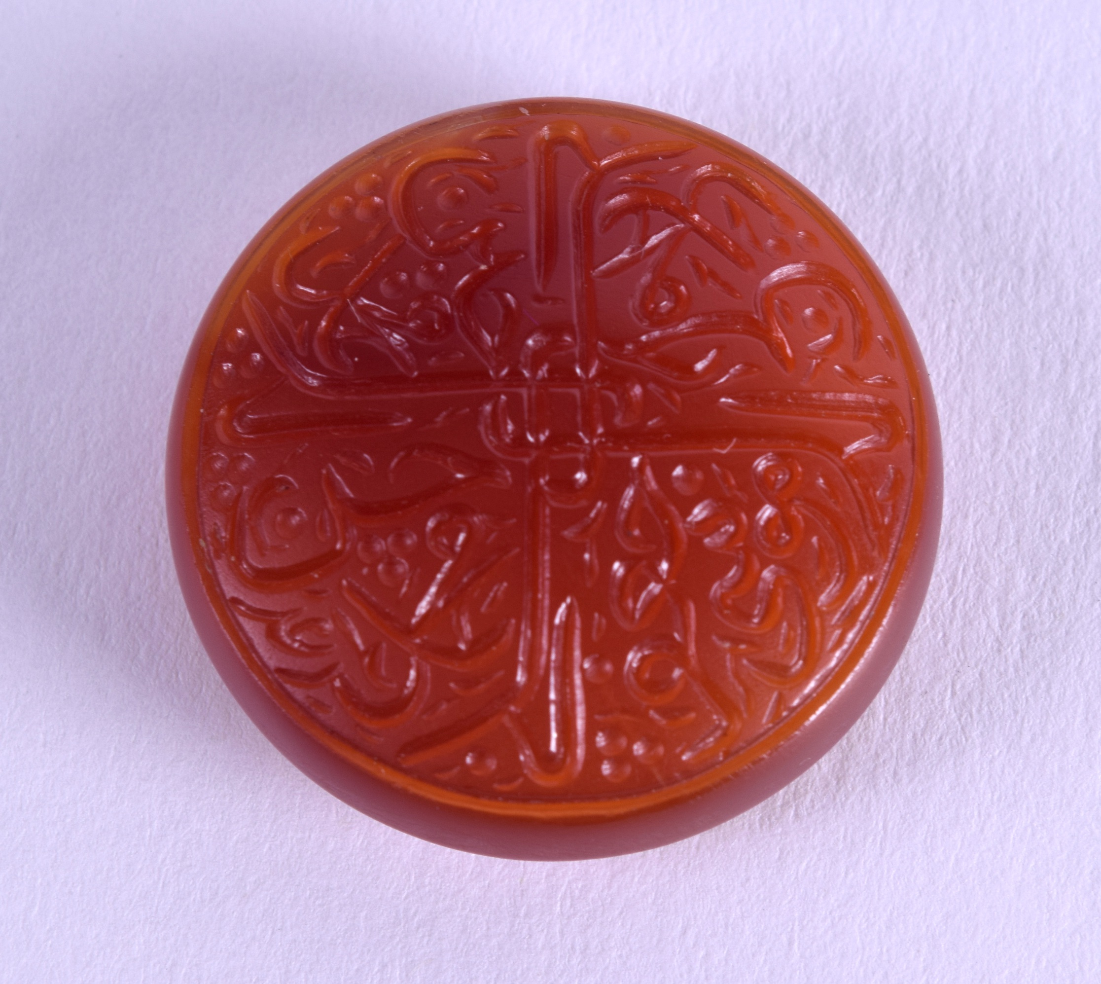 A 19TH CENTURY MIDDLE EASTERN ISLAMIC AGATE ROUNDEL. 2.75 cm diameter.