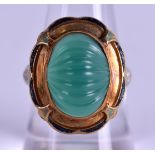 AN UNUSUAL ART DECO GOLD AND GREEN STONE RING. 6.6 grams. Size O.