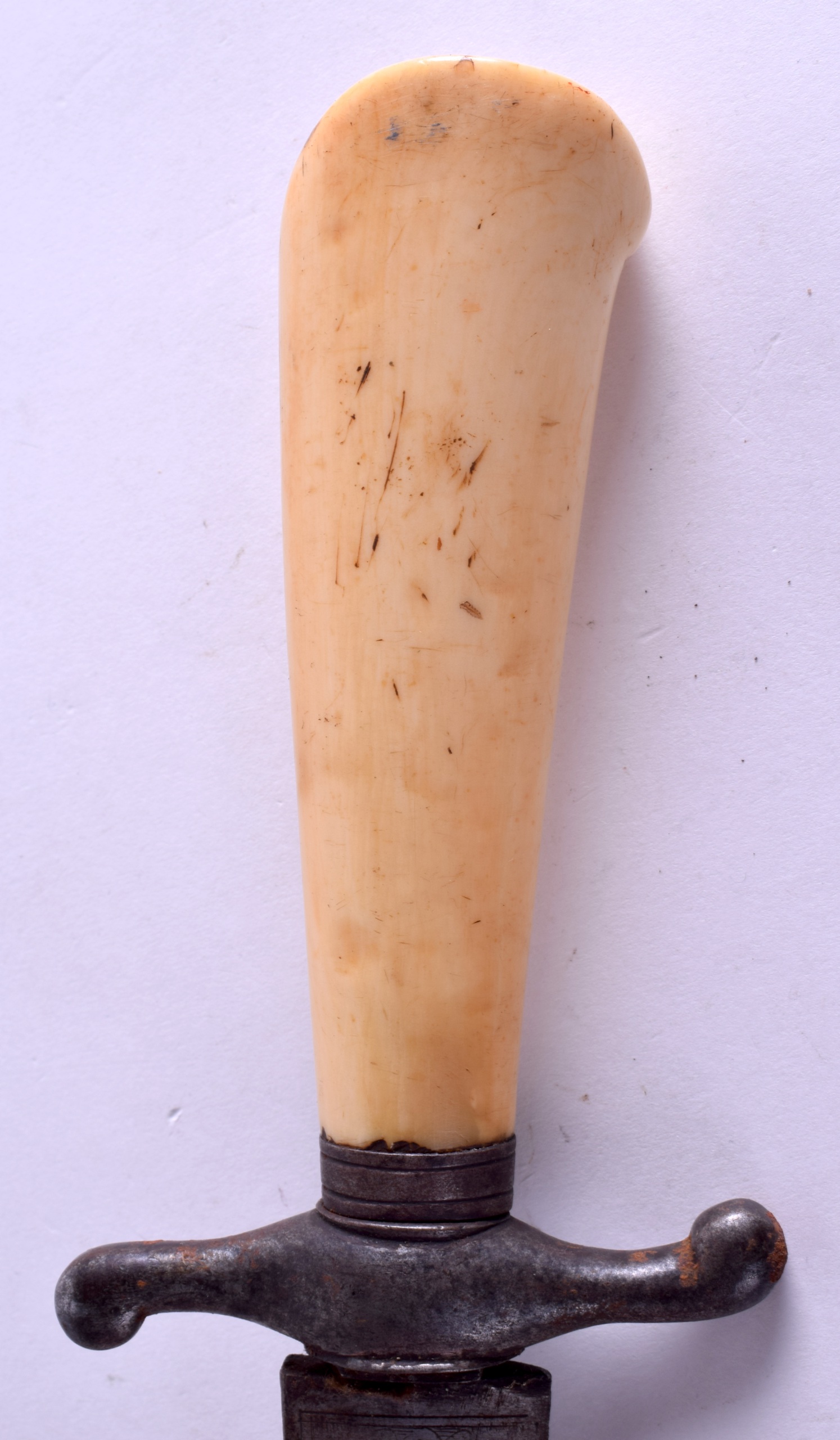 A 19TH CENTURY CARVED IVORY HANDLED STEEL KNIFE engraved with foliage and vines. 57 cm long. - Bild 4 aus 5