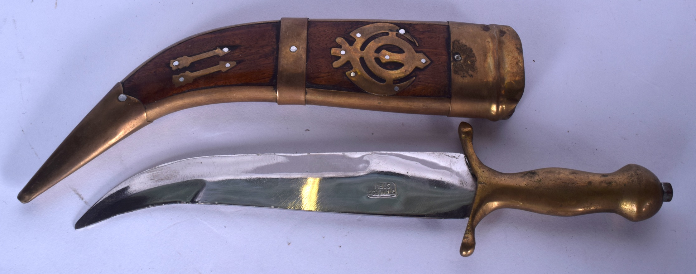 A 20TH CENTURY BRASS HANDLED DAGGER, formed with curving blade and wooden inlaid sheath. 33 cm long. - Bild 2 aus 2