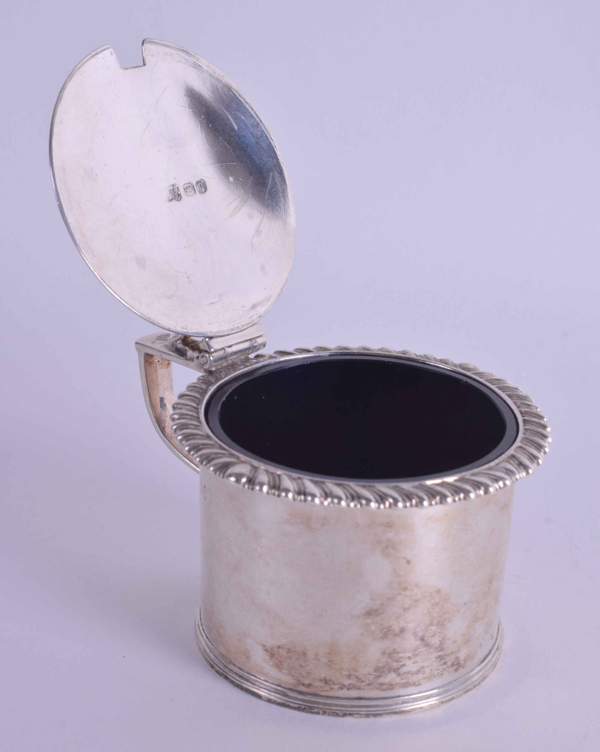 A WILLIAM IV SILVER MUSTARD POT by Messrs Barnard. London 1830. 4 oz. 7 cm high. - Bild 3 aus 4