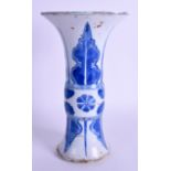 A 17TH CENTURY CHINESE BLUE AND WHITE GU VASE Kangxi, painted with motifs. 20 cm high.