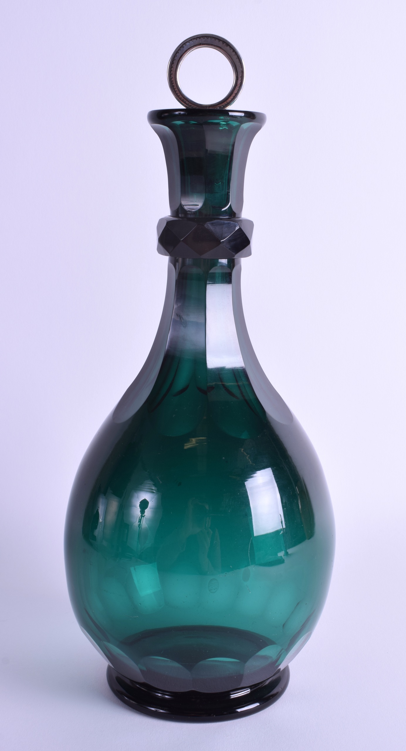 AN 18TH/19TH CENTURY CONTINENTAL GREEN GLASS BOTTLE with facetted base. 28 cm high. - Bild 2 aus 2