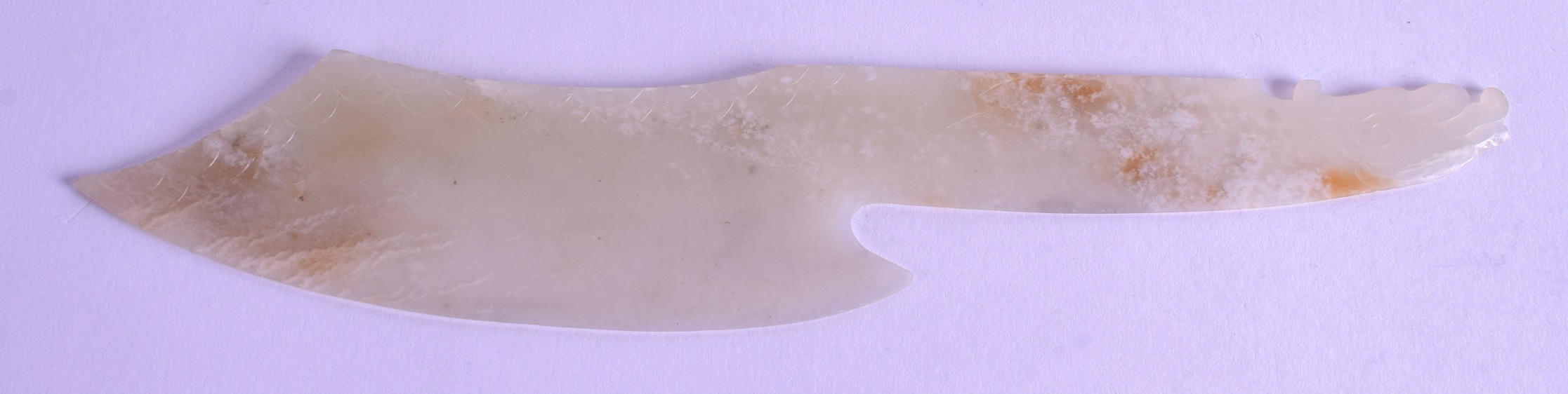 AN EARLY 20TH CENTURY CHINESE CARVED JADE KNIFE Qing, decorated with motifs. 18 cm long. - Bild 2 aus 3