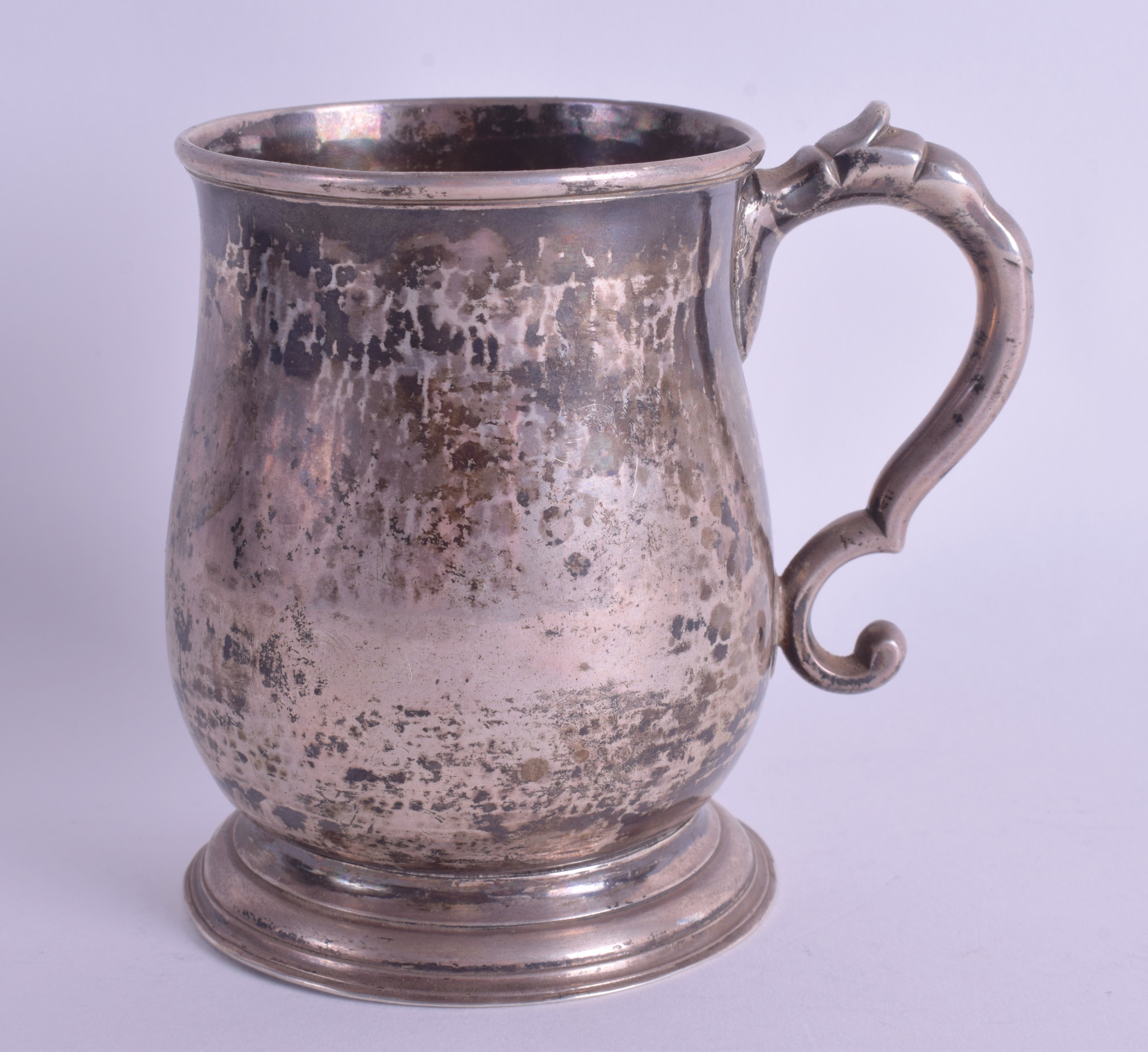 AN EARLY 18TH CENTURY ENGLISH SILVER TANKARD. Newcastle 1743. 12.7 oz. 11.5 cm high. - Bild 2 aus 3