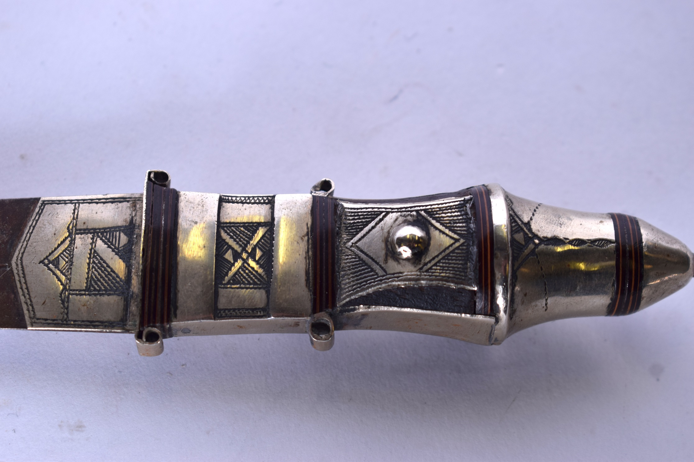 A WHITE METAL SHORT DAGGER, probably Middle Eastern. 27 cm long. - Bild 2 aus 2