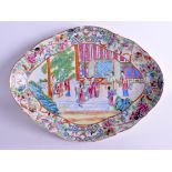 A LARGE 19TH CENTURY CHINESE CANTON FAMILLE ROSE PEDESTAL DISH painted with figures performing withi