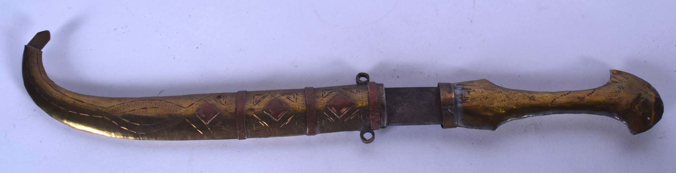 A 20TH CENTURY EASTERN DAGGER, formed with curved blade. 36 cm long.