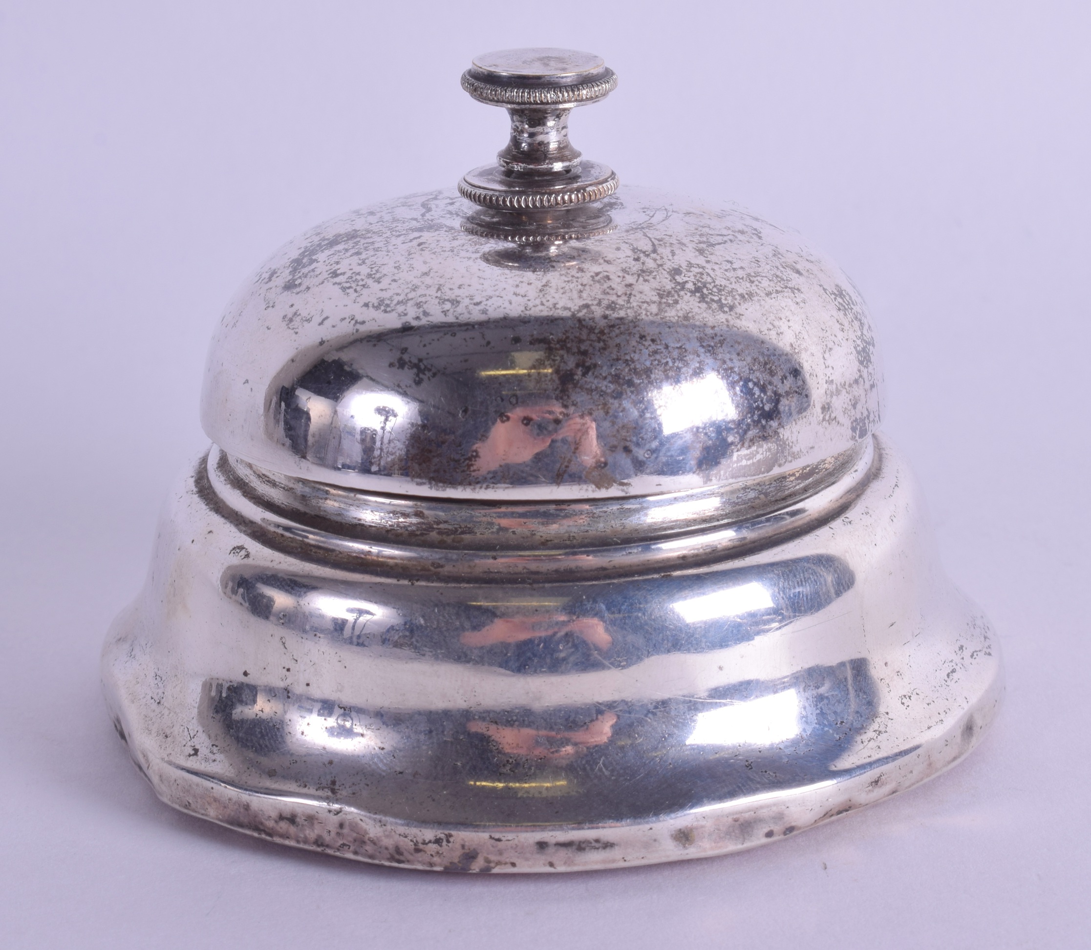 AN UNUSUAL ANTIQUE SILVER TABLE BELL. Chester (date letter rubbed). 8.5 cm wide.