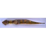 AN EARLY 20TH CENTURY ISLAMIC RHINOCEROS HORN HANDLED DAGGER. 33.5 cm long.