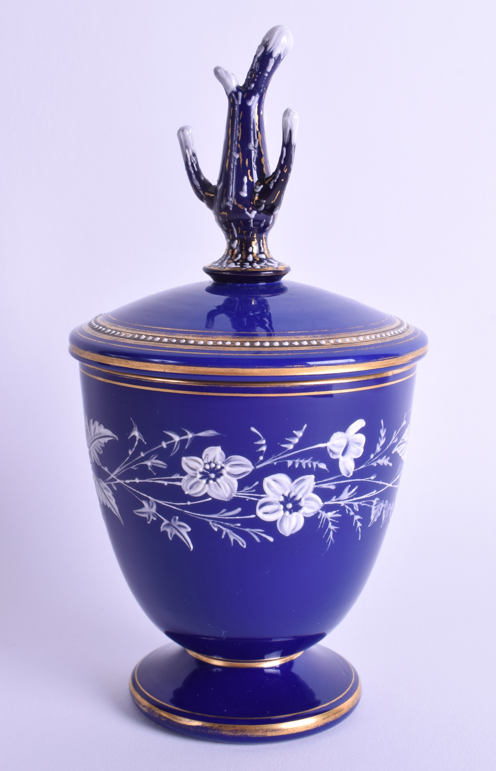 AN EARLY 20TH CENTURY BLUE OPALINE GLASS BOWL AND COVER enamelled with scrolling blue foliage. 19 cm - Bild 2 aus 2