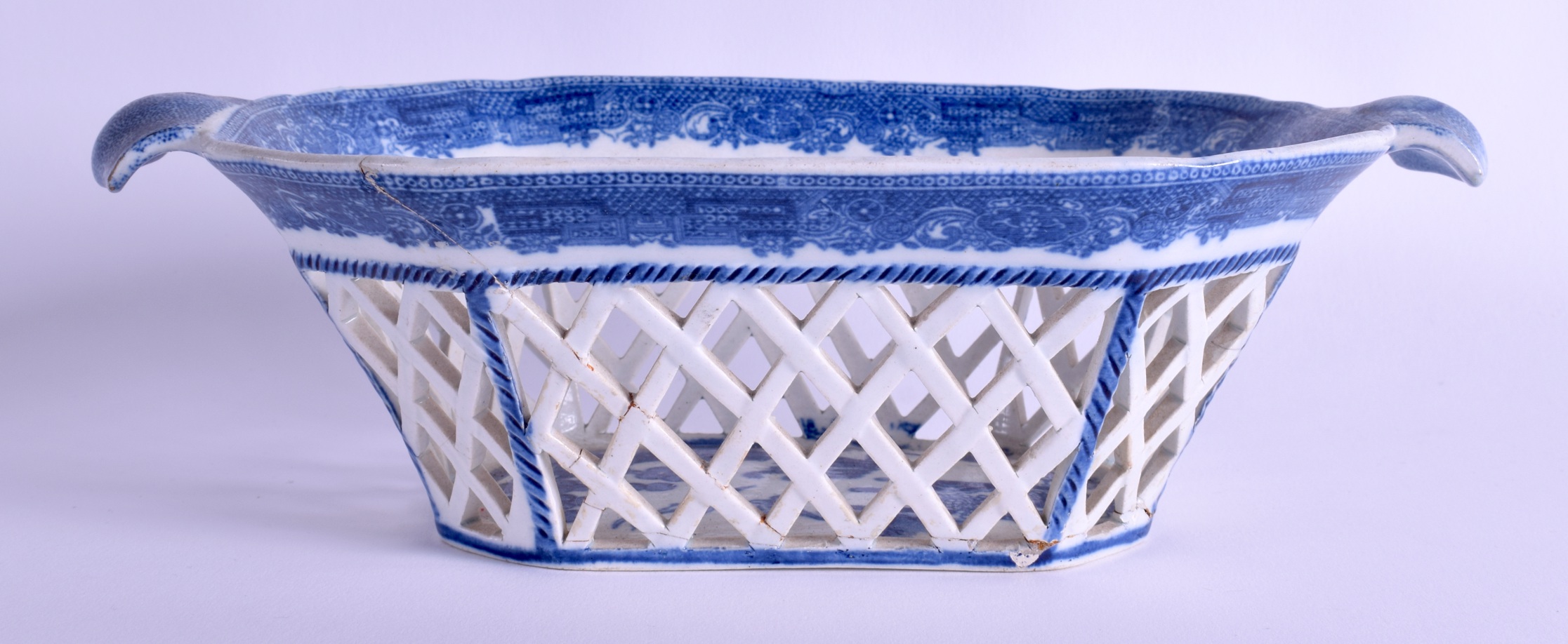 AN EARLY 19TH CENTURY BLUE AND WHITE CHESTNUT BASKET with matching stand. 24 cm wide. (2) - Image 2 of 4