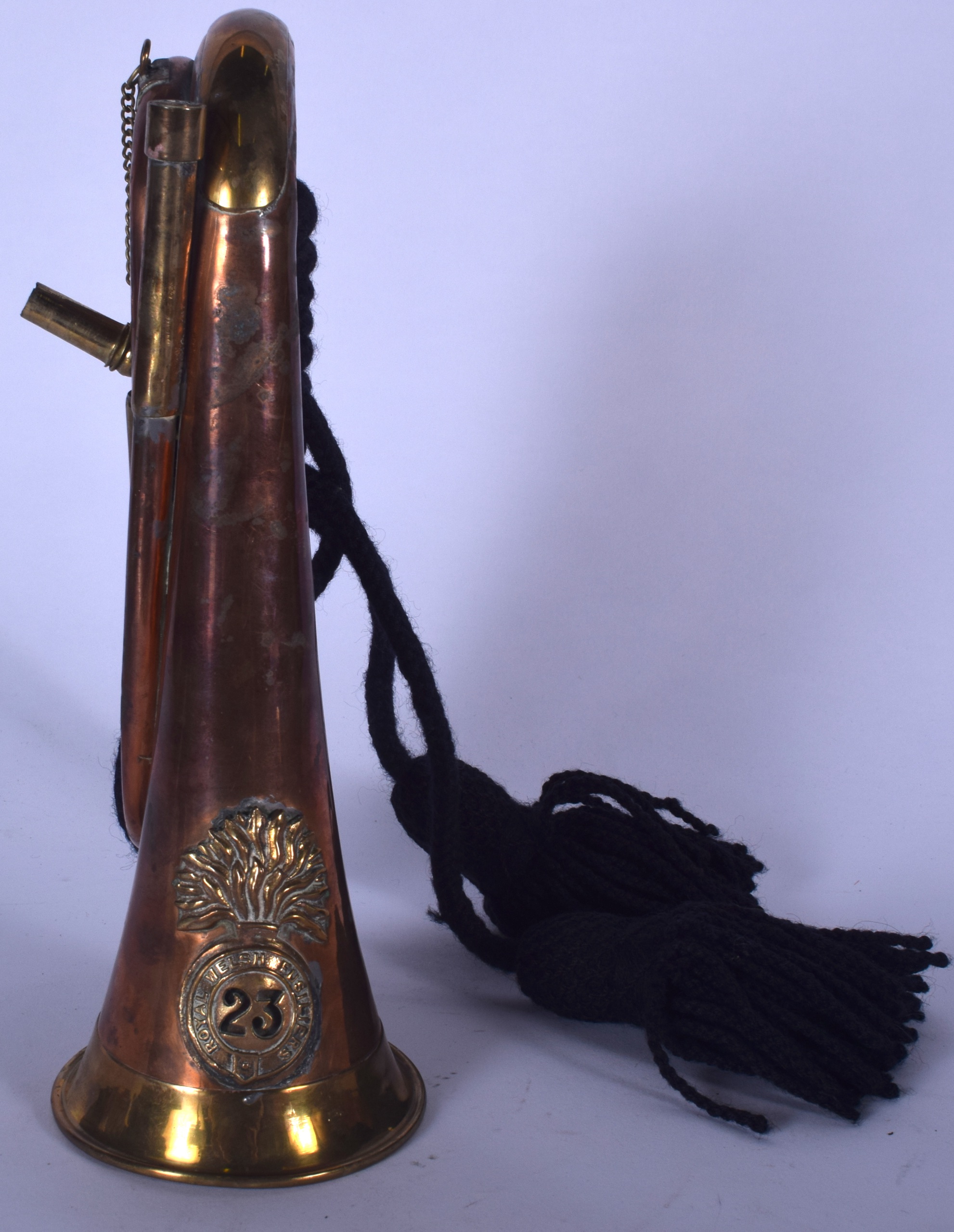 AN EARLY 20TH CENTURY ROYAL WELSH FUSILIERS COPPER HORN, decorated with a plaque and thick blue rope