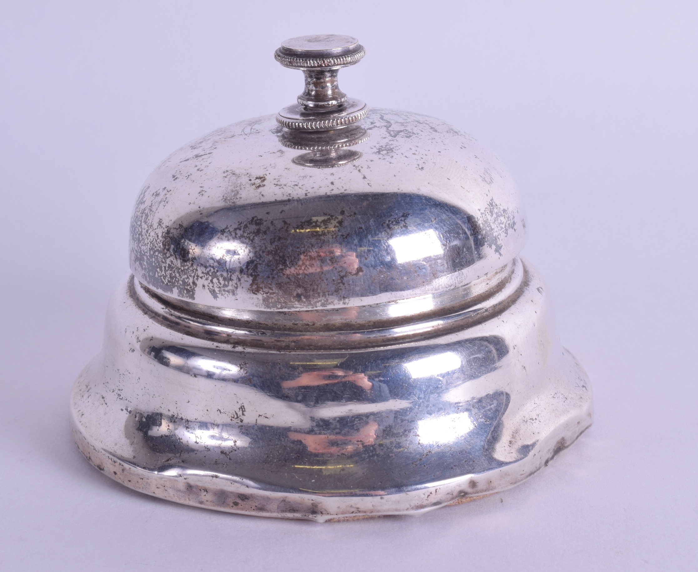AN UNUSUAL ANTIQUE SILVER TABLE BELL. Chester (date letter rubbed). 8.5 cm wide. - Bild 2 aus 3