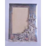 A 19TH CENTURY JAPANESE MEIJI PERIOD SILVER PHOTOGRAPH FRAME decorated with flowers. 9 cm x 12 cm.