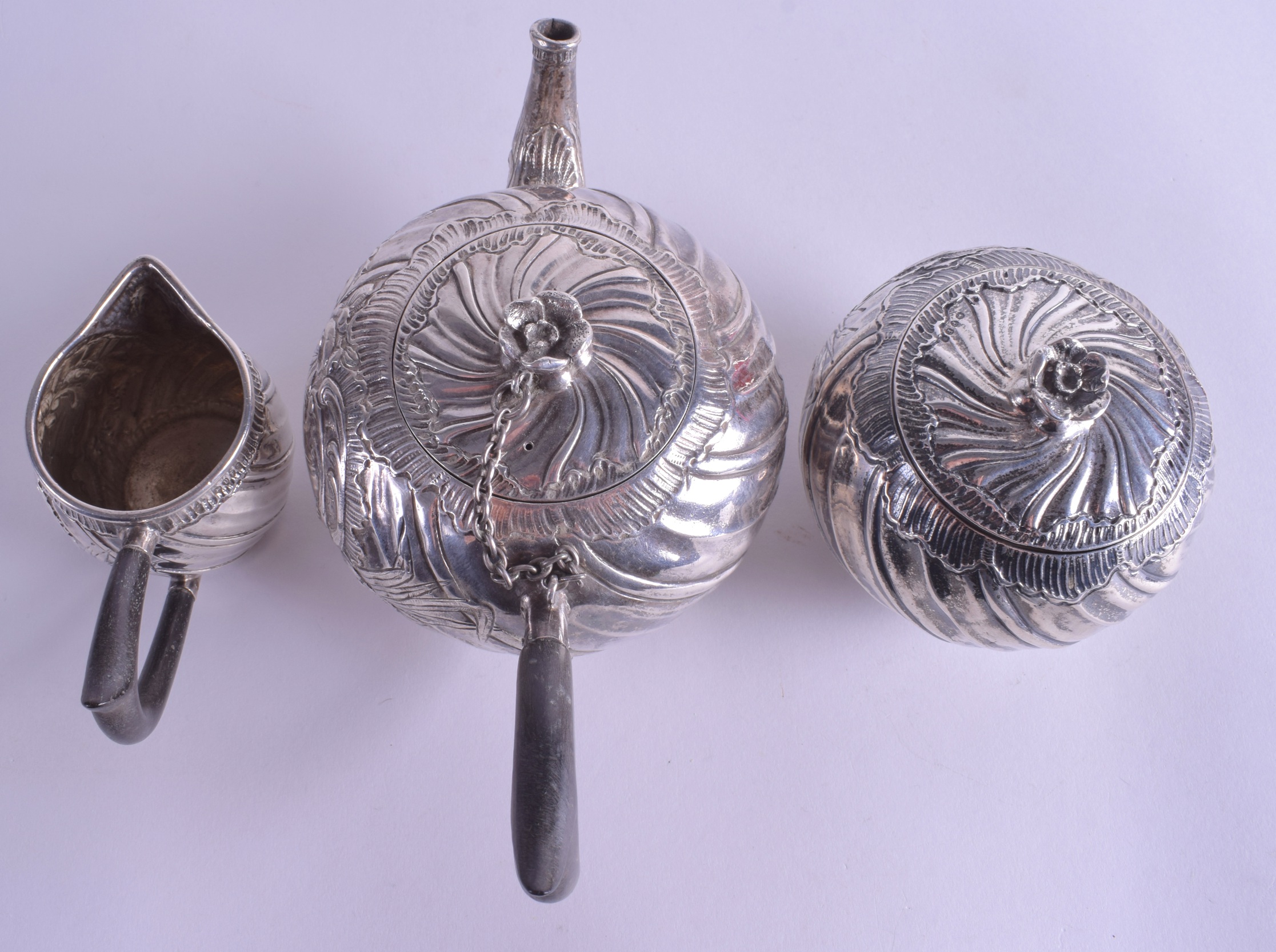 A 19TH CENTURY GERMAN SILVER THREE PIECE BREAKFAST SET. English import marks or 1890. 13 oz. (3) - Bild 3 aus 5