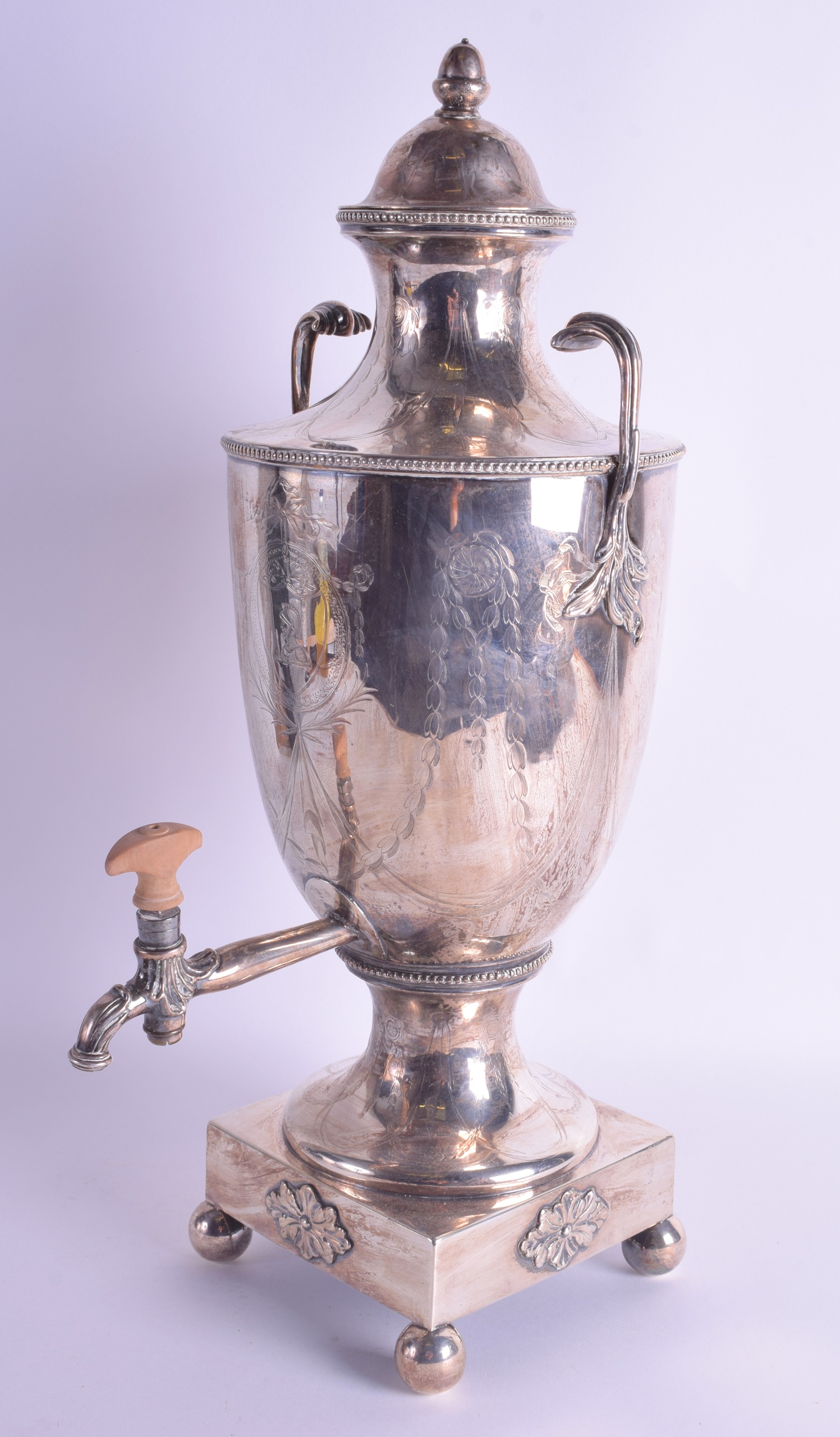 A LARGE GEORGE III SILVER TEA URN decorated with a central crest and floral bands. 54.7 oz. 48 cm x